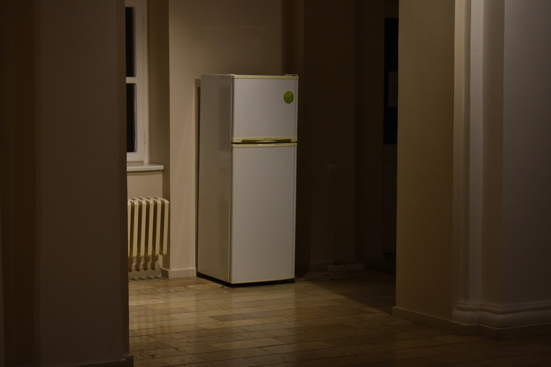 Un frigorífico en una habitación | Fuente: Unsplash