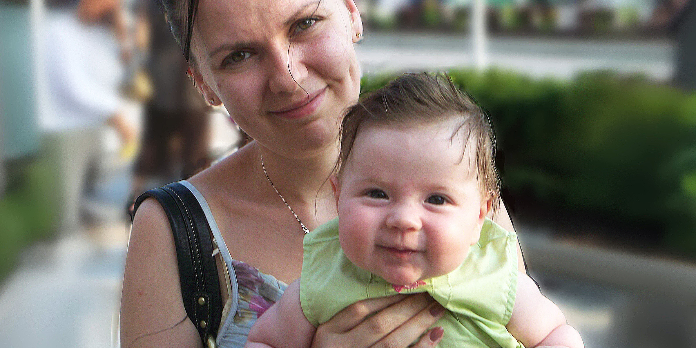 Una mujer con un bebé en brazos | Fuente: Flickr