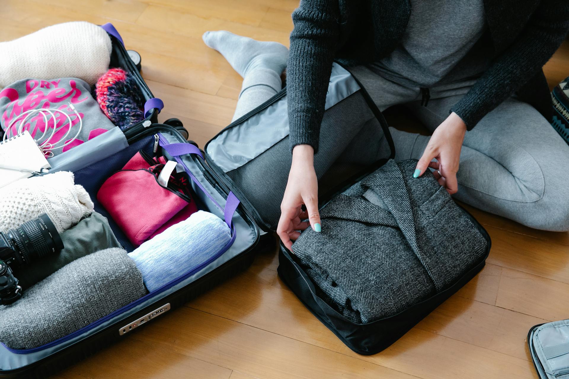 Primer plano de una mujer empaquetando sus cosas | Fuente: Pexels