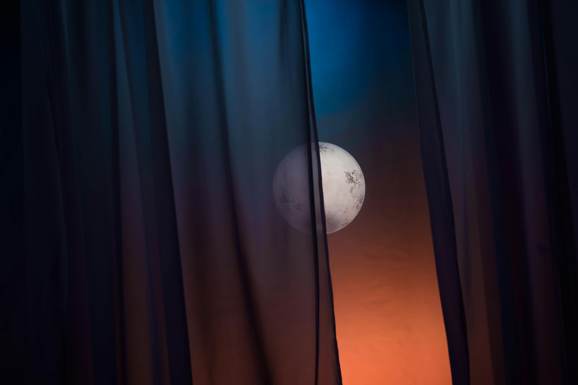 La vista desde una ventana por la noche | Fuente: Pexels