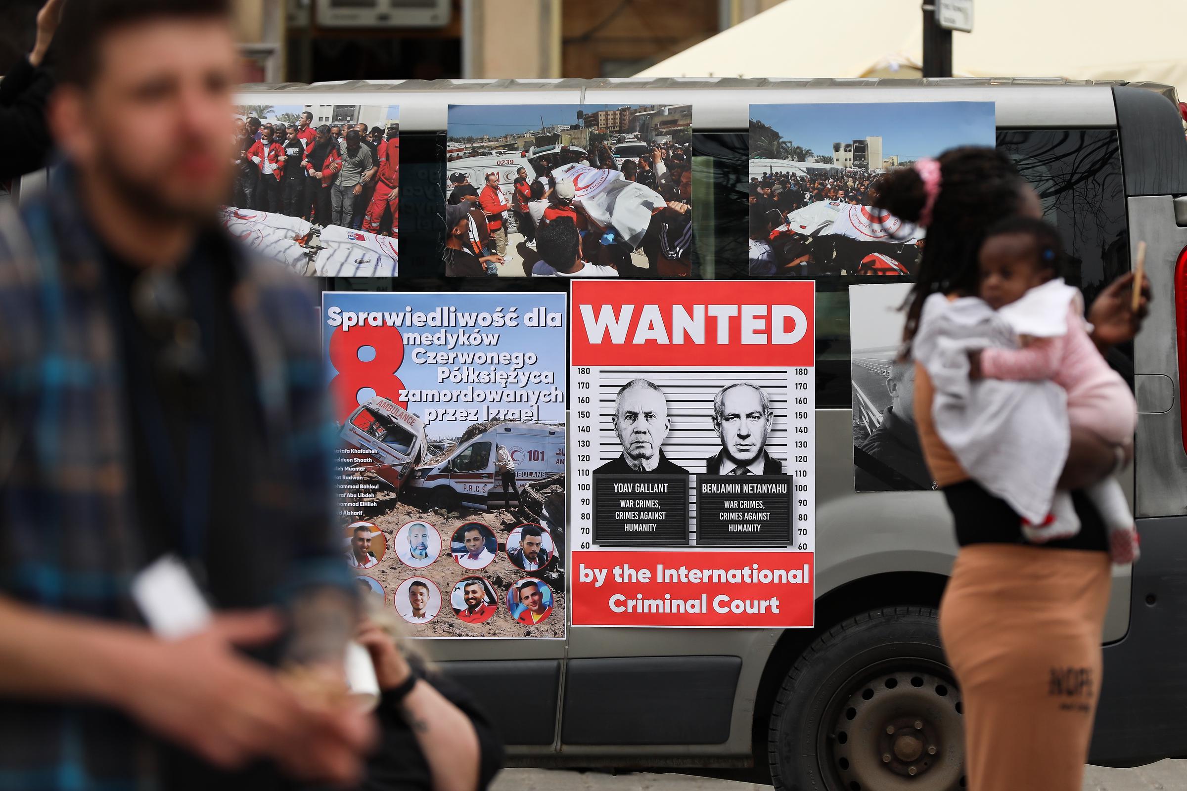 Participantes en la primera marcha judeo-palestino-polaca con el lema ''¡NADIE ES LIBRE HASTA QUE TODOS SEAN LIBRES!'', recorren las calles de la ciudad el 13 de abril de 2025, en Cracovia, Polonia. | Fuente: Getty Images