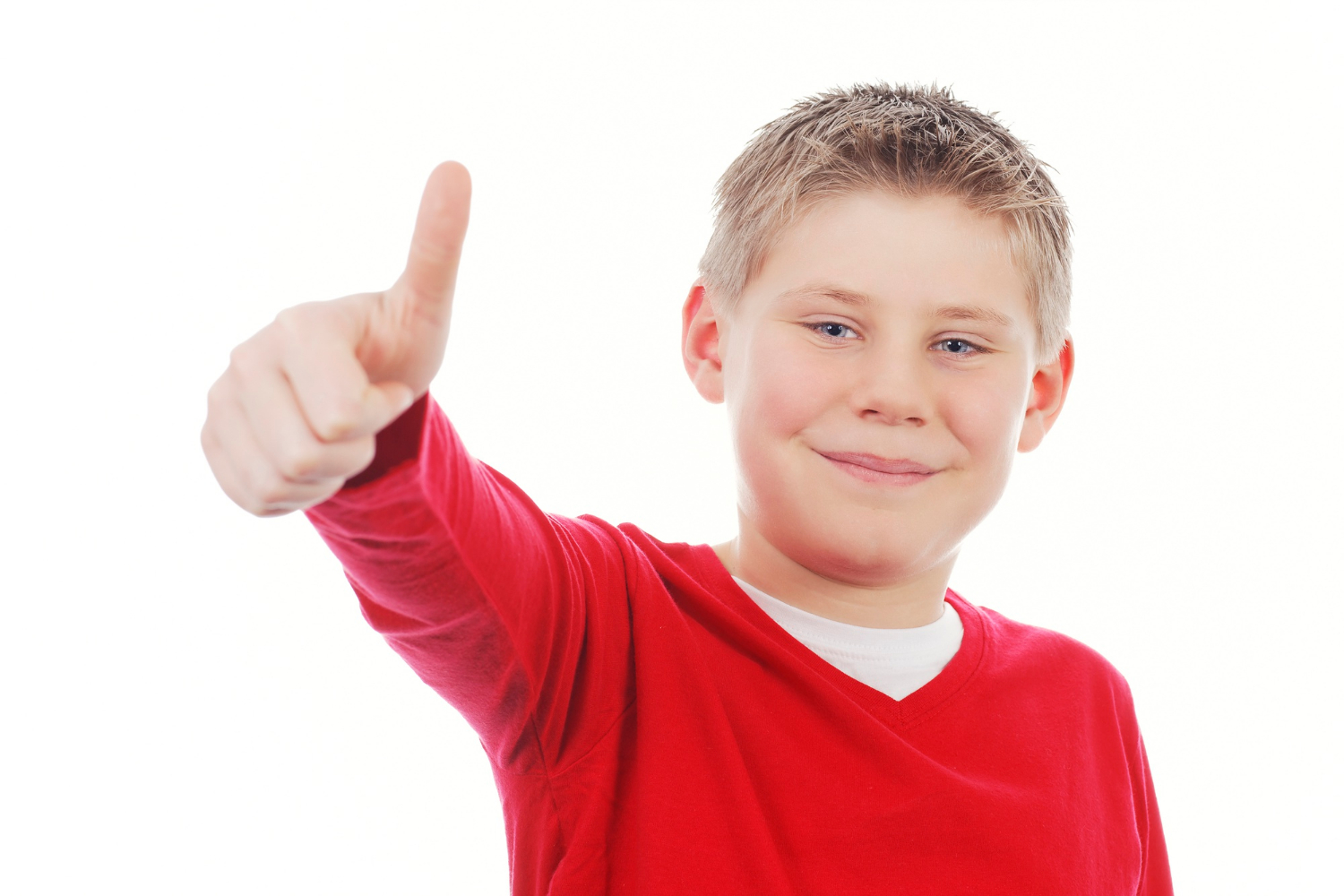 Un niño levantando el pulgar | Fuente: Freepik