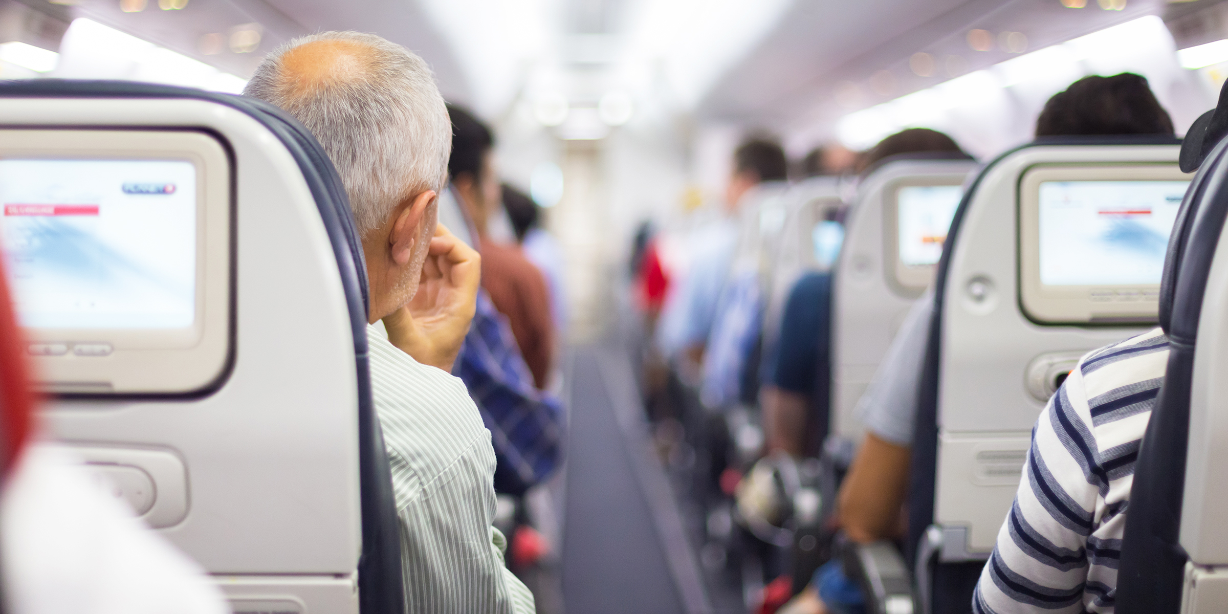Pasajeros sentados en un avión | Fuente: Shutterstock