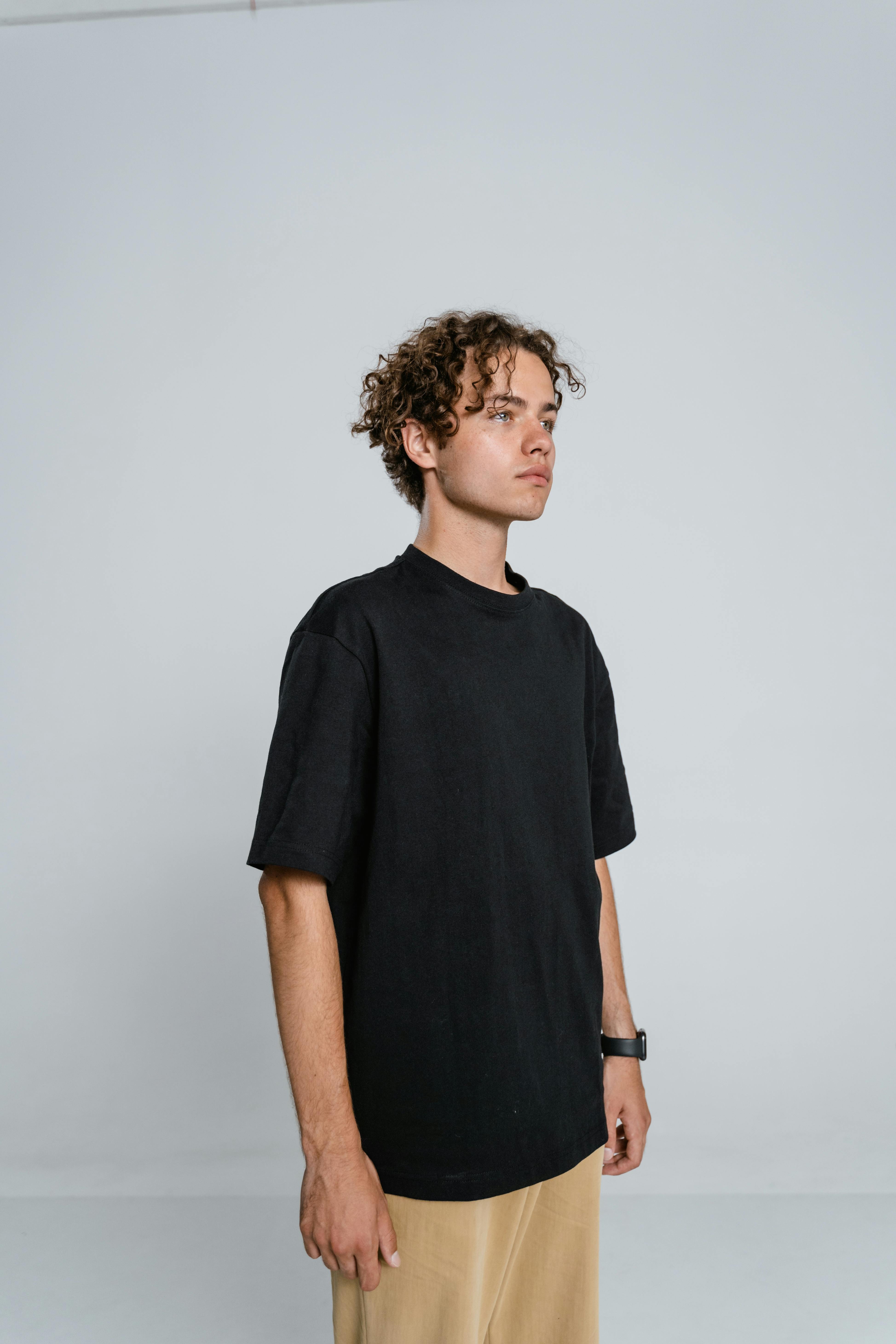 Un chico serio posando | Fuente: Pexels