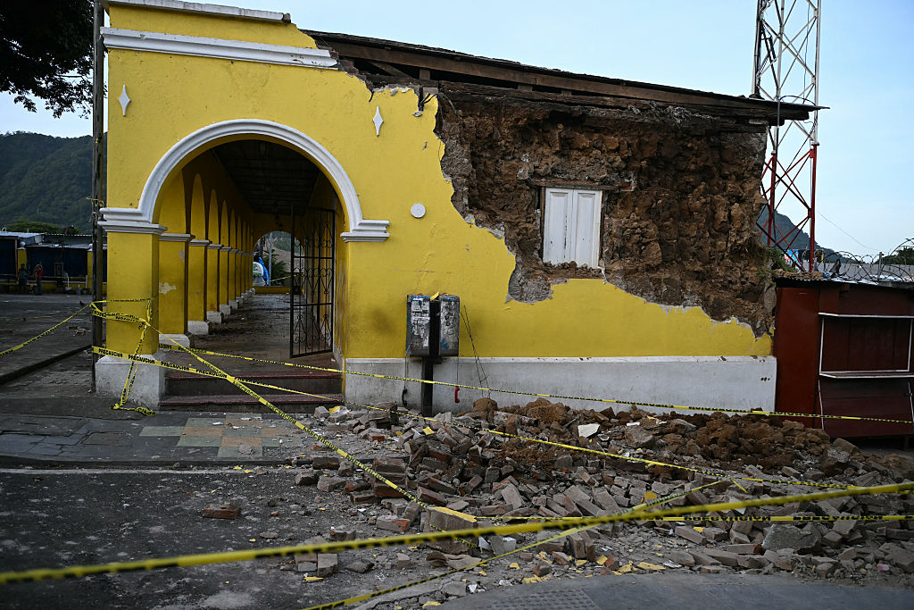 Un muro se derrumbó tras una serie de sismos que sacudieron la zona en Palin, Guatemala, el 9 de julio de 2025. | Foto: Getty Images