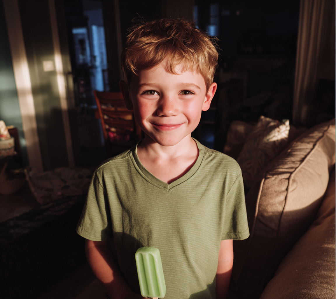 Un niño con un polo en la mano | Fuente: Midjourney