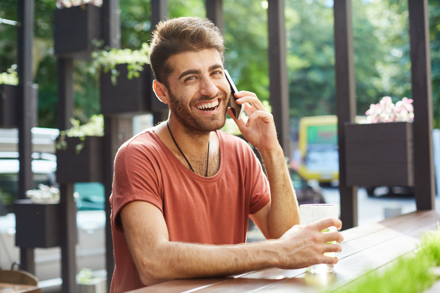 Un hombre feliz hablando por teléfono | Fuente: Freepik
