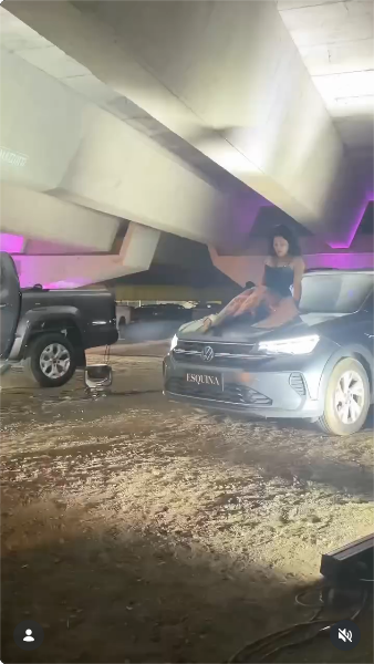 Modelos mostrando sus atuendos en la pasarela del desfile de Esquina Esquina | Fuente: Instagram/flordelave