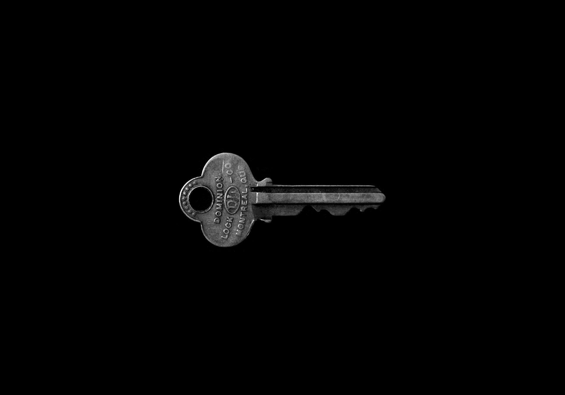 Una llave sobre una superficie negra | Fuente: Unsplash