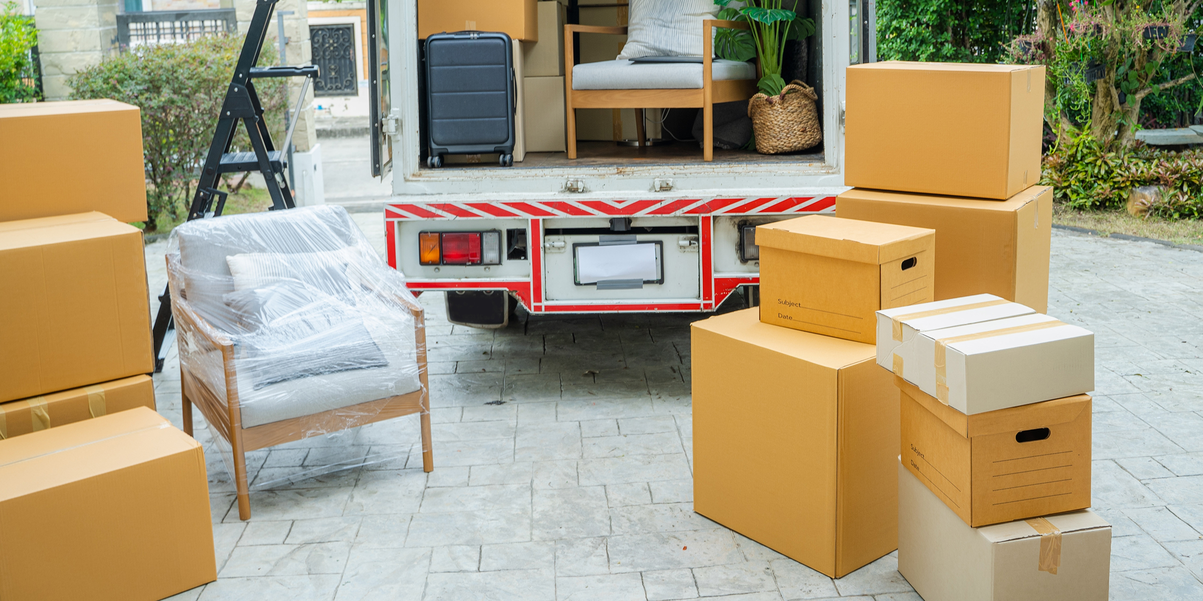 Cajas cerca de un camión | Fuente: Shutterstock