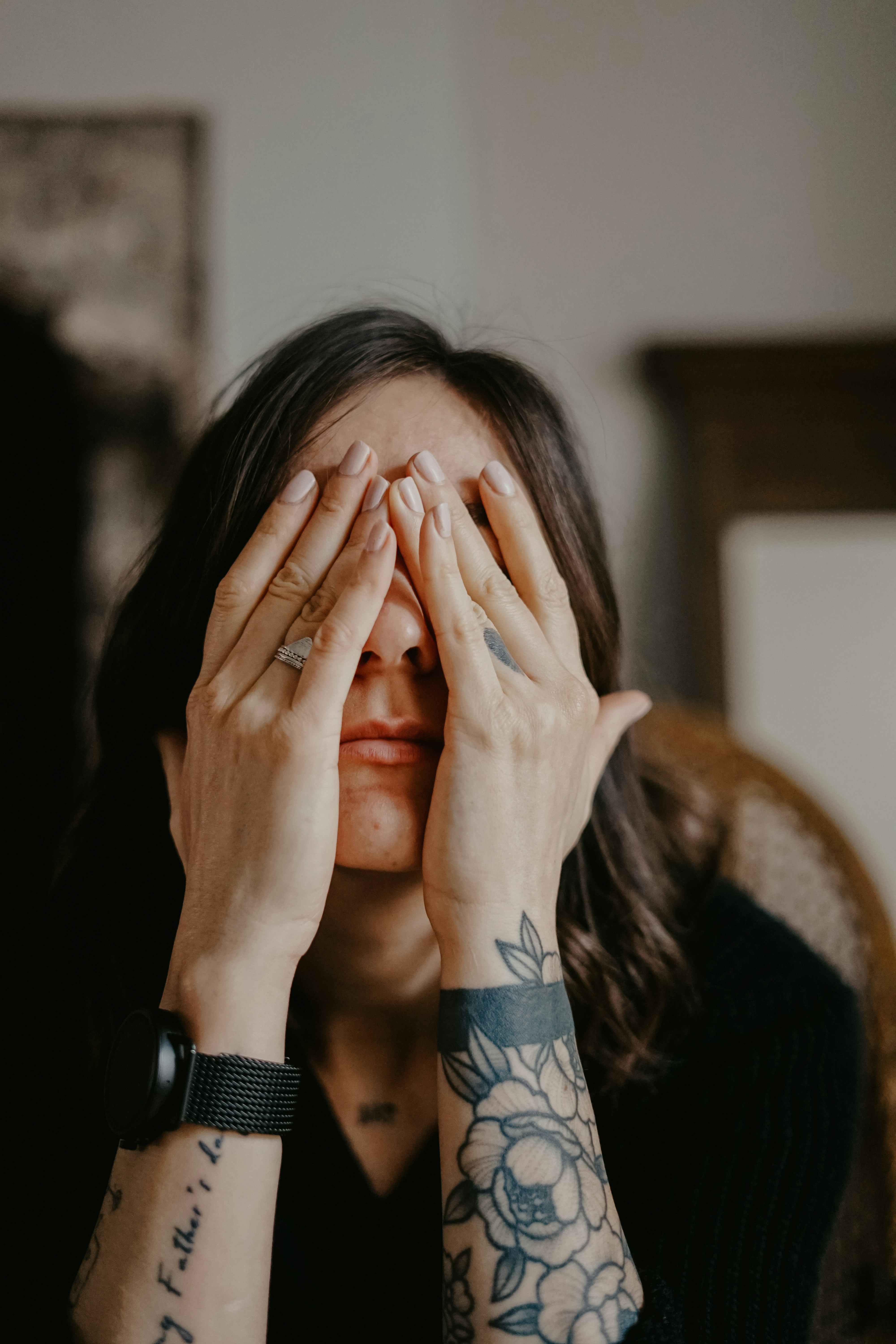 Una mujer triste frotándose los ojos | Fuente: Pexels