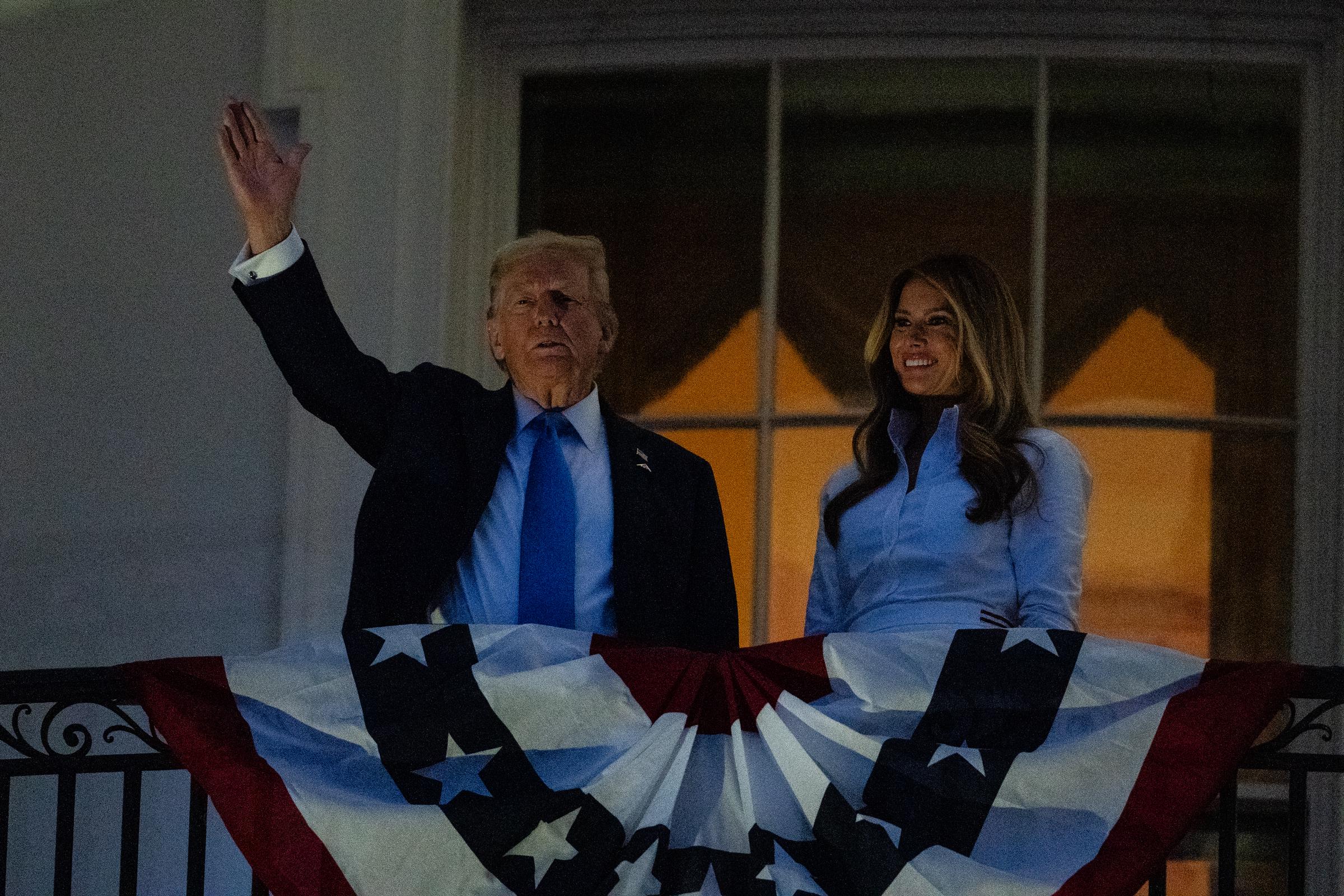 Donald Trump saluda a la multitud mientras él y Melania Trump observan los fuegos artificiales durante la celebración del 4 de julio en la Casa Blanca el 4 de julio de 2025 en Washington, D.C. | Fuente: Getty Images