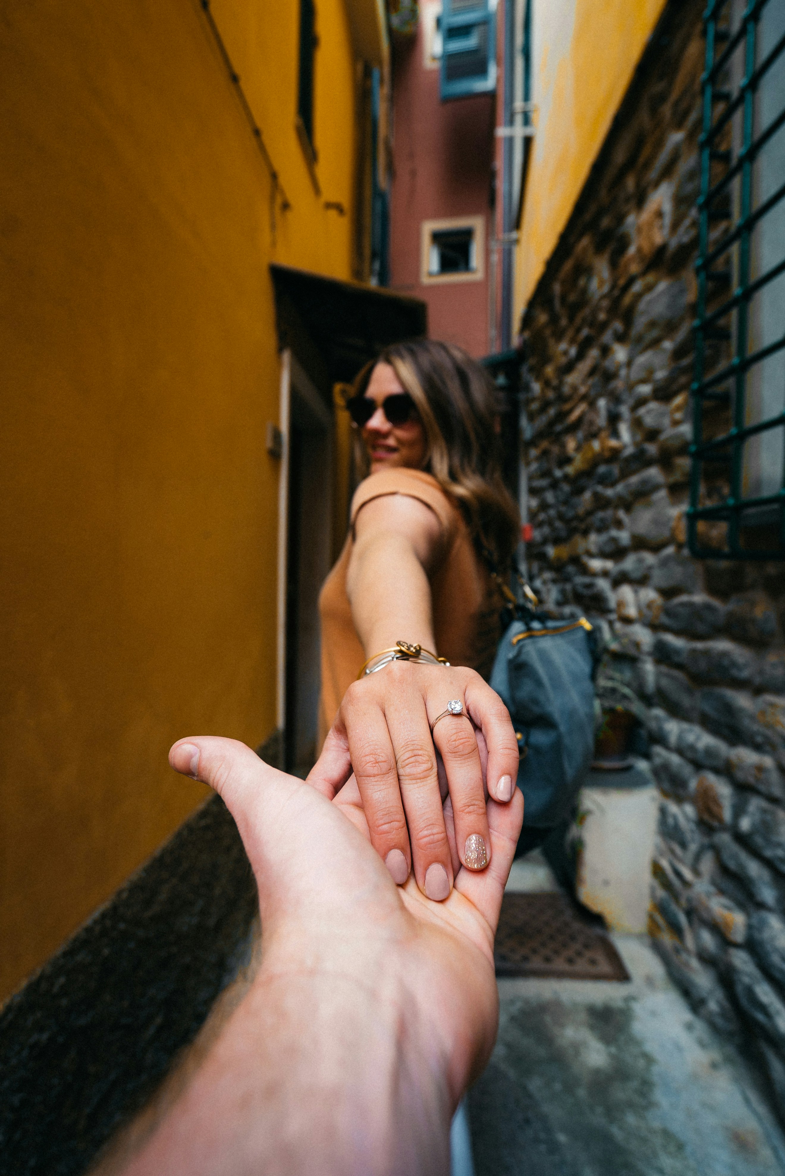 Mujer mostrando su anillo | Fuente: Pexels