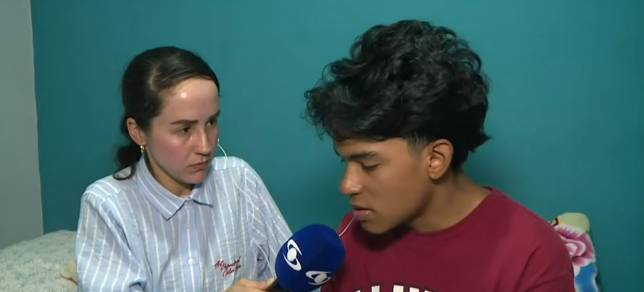 David Rua, joven que sobrevivió al accidente en Antioquia, siendo entrevistado | Fuente: YouTube/ Noticias Caracol