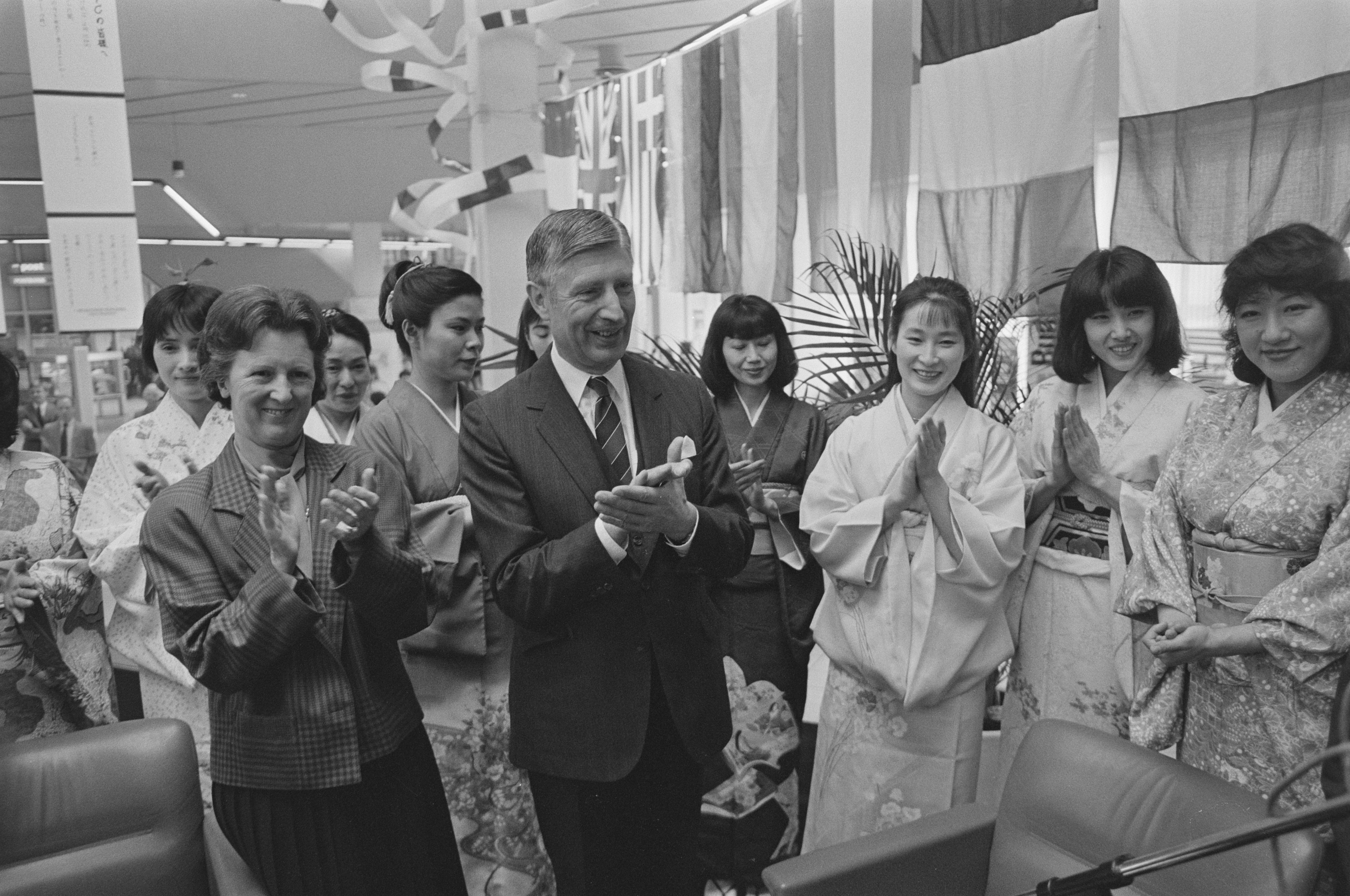 Despedida del ex primer ministro Dries van Agt en Ámsterdam antes de partir hacia Japón para ocupar el cargo de embajador de la CE; Van Agt y su esposa en el centro de la escena, 14 de abril de 1987. | Fuente: Getty Images