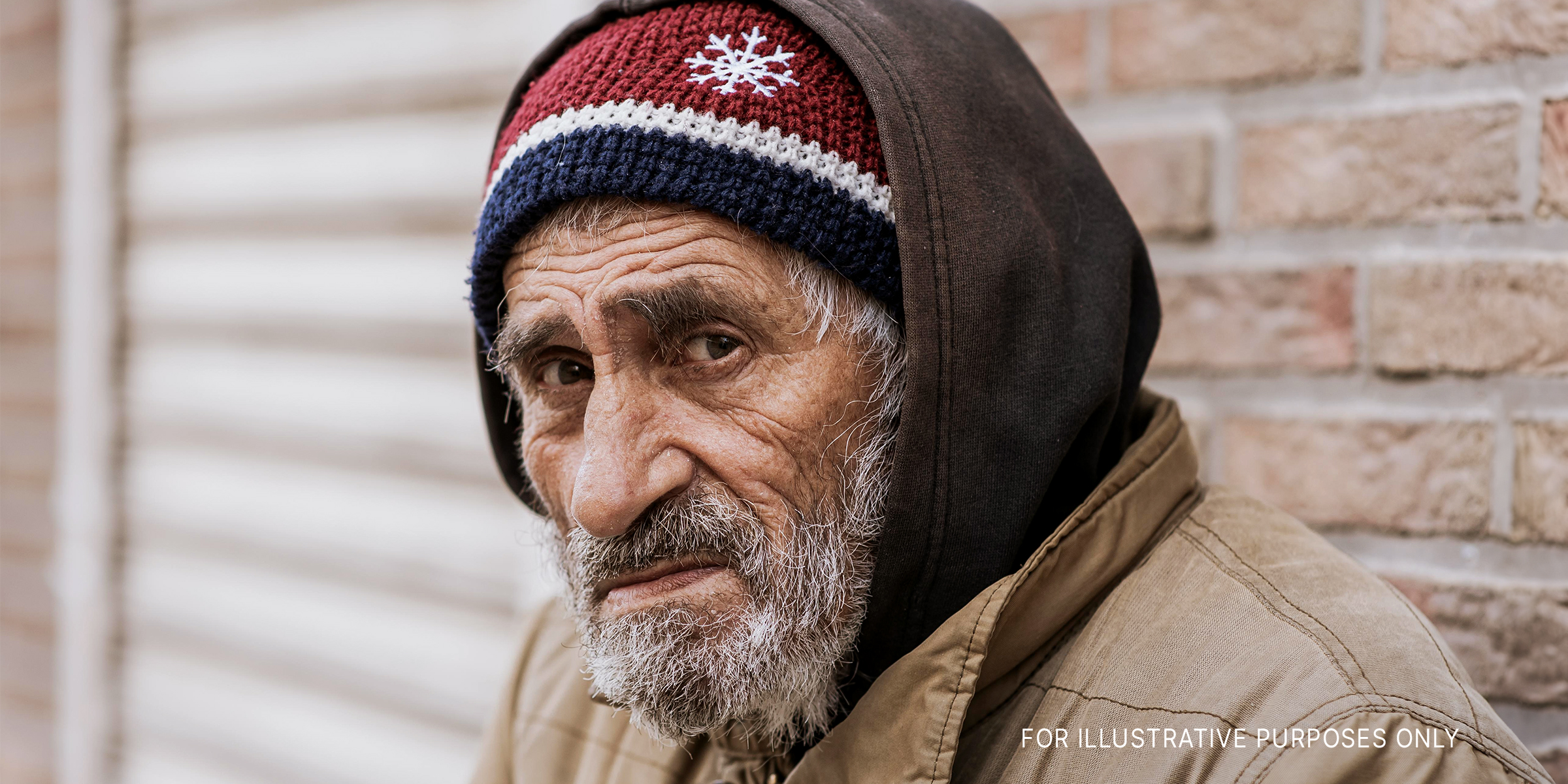 Un hombre mayor sin hogar | Fuente: freepik.com