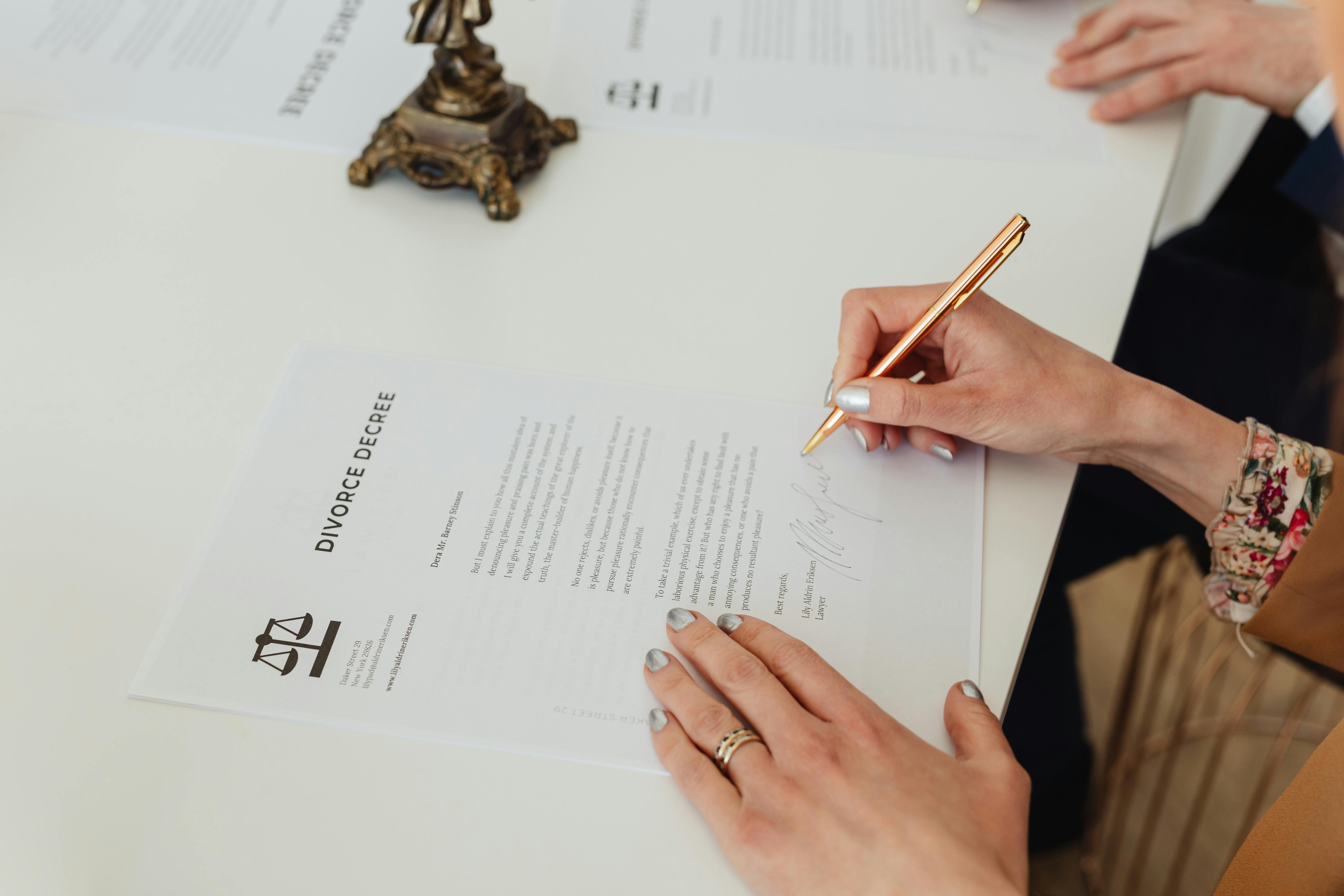 Una pareja firmando los papeles del divorcio | Fuente: Pexels