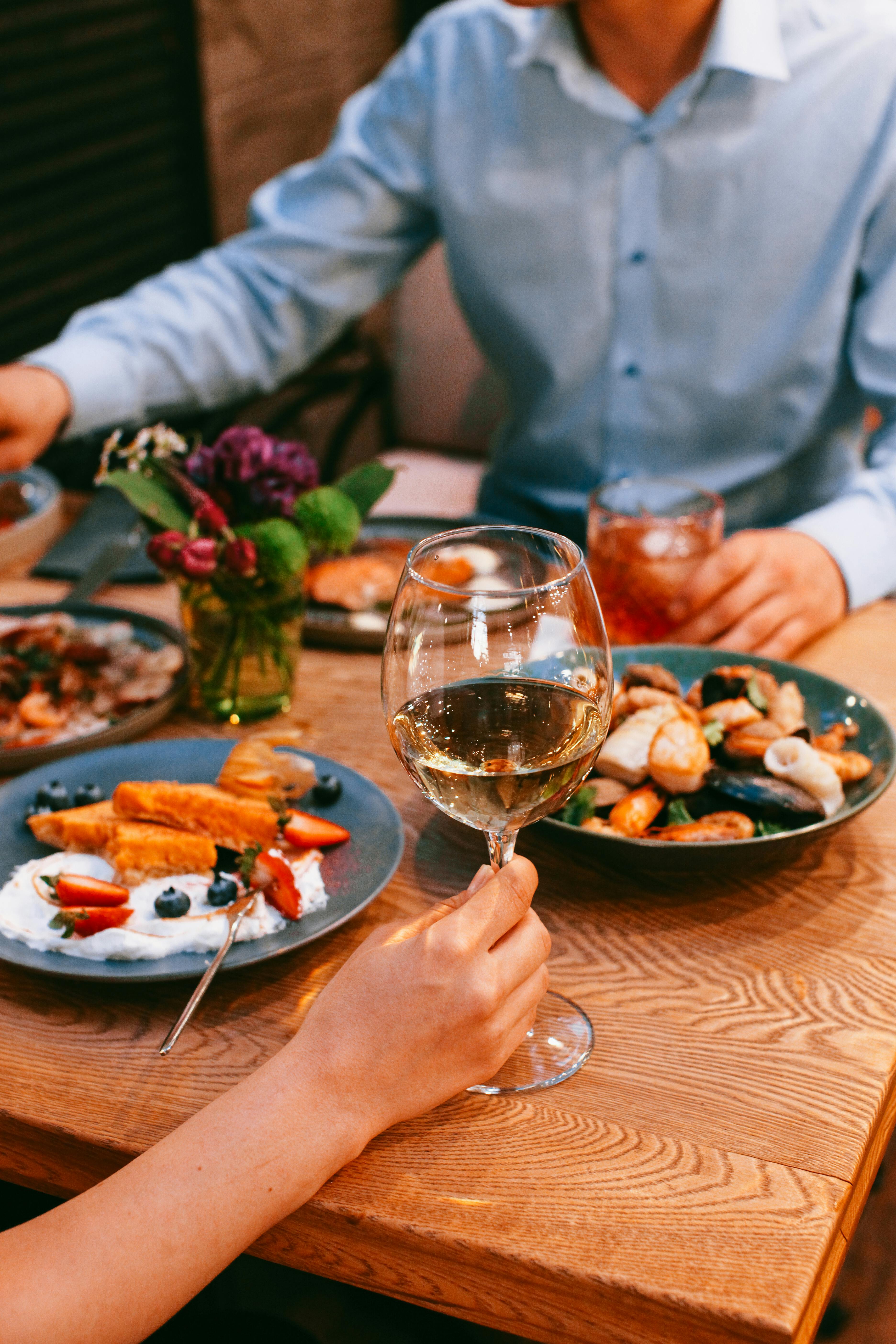 Una pareja en una cena | Fuente: Pexels