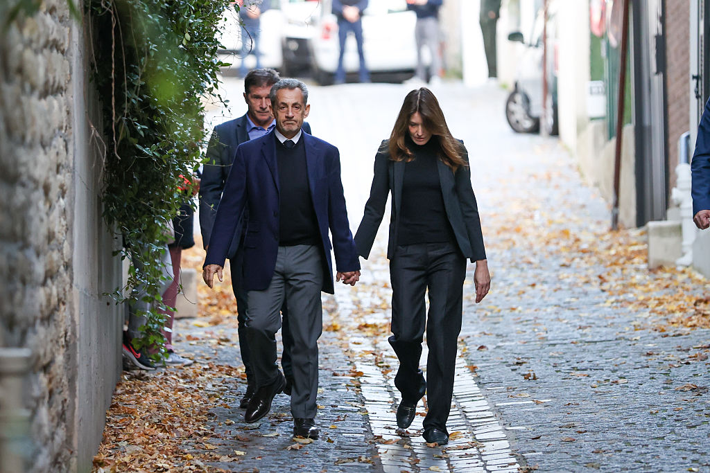 Nicolas Sarkozy y Carla Bruni salen de su casa en París el 21 de octubre de 2025. | Fuente: Getty Images