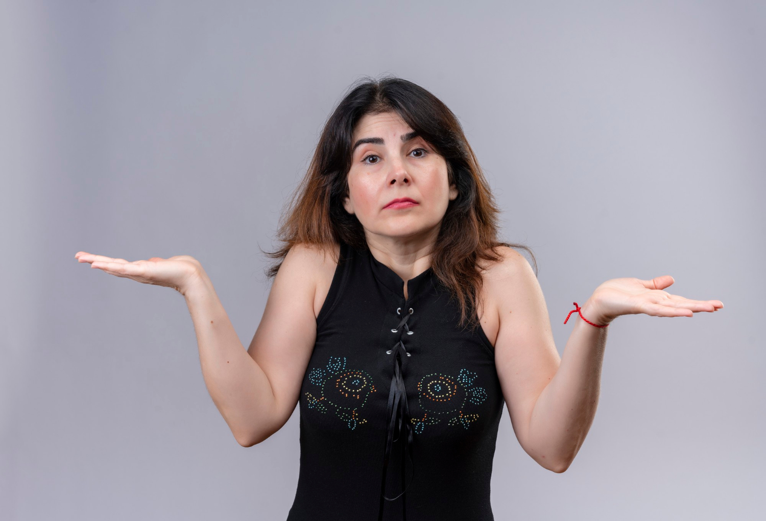 Una mujer encogiéndose de hombros | Fuente: Freepik