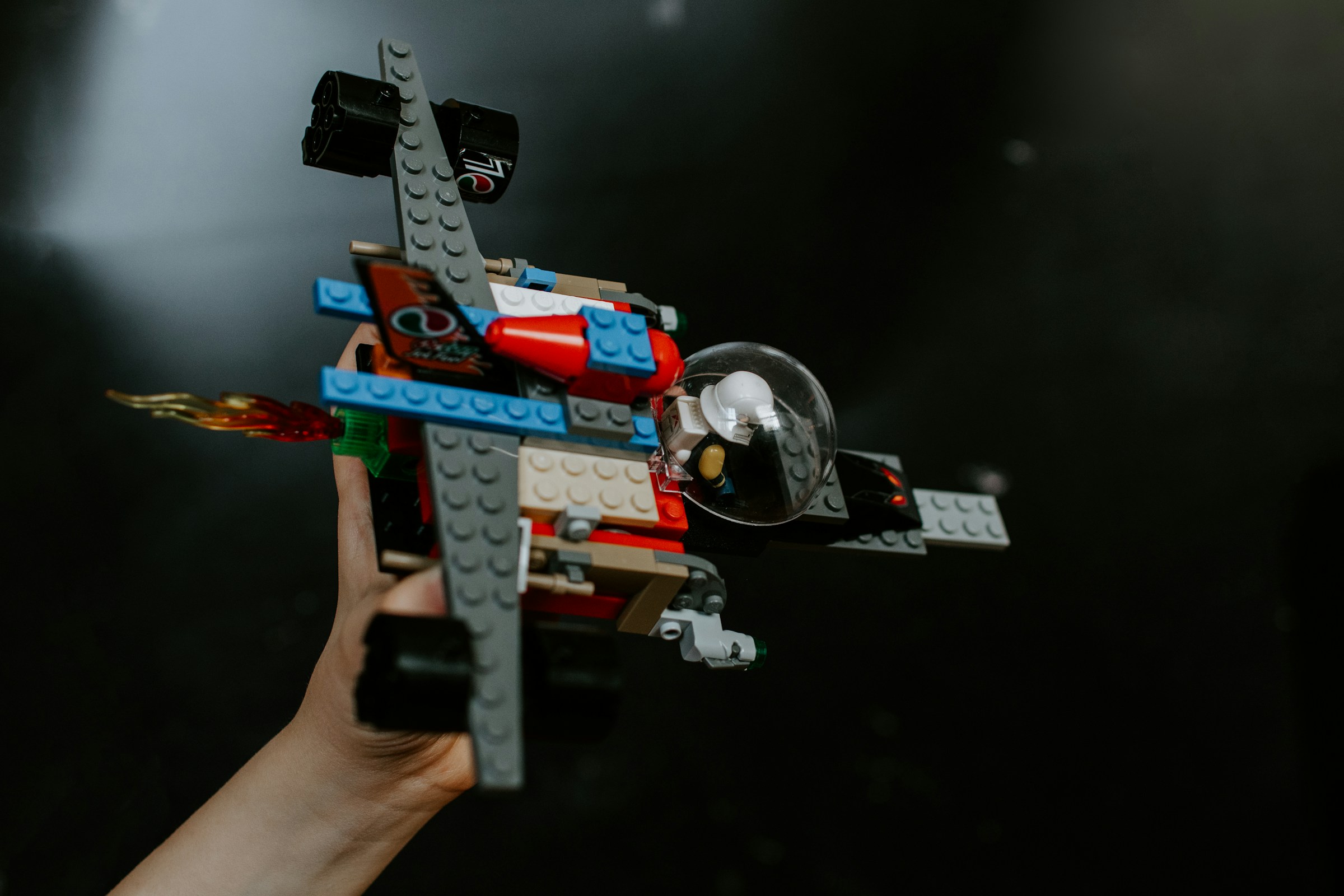 Una persona con un juguete de Lego rojo y azul | Fuente: Unsplash