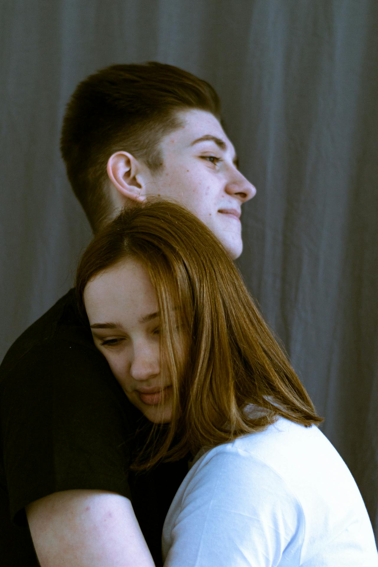 Un joven y una joven abrazándose | Fuente: Pexels