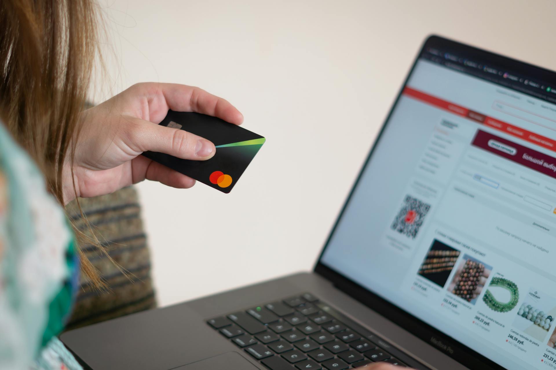 Una mujer usando su tarjeta bancaria | Fuente: Pexels