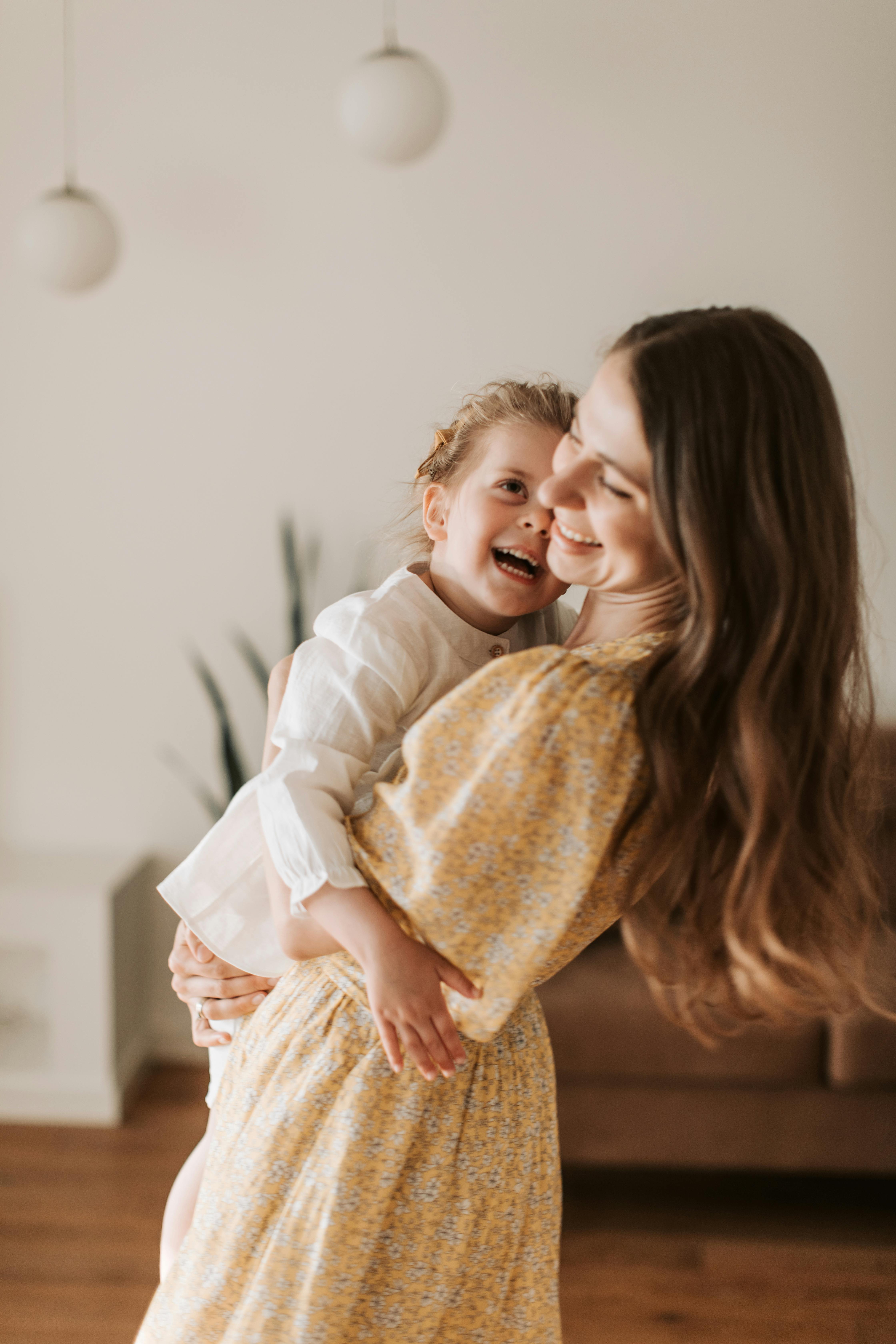 Una madre y su hijo felices | Fuente: Pexels