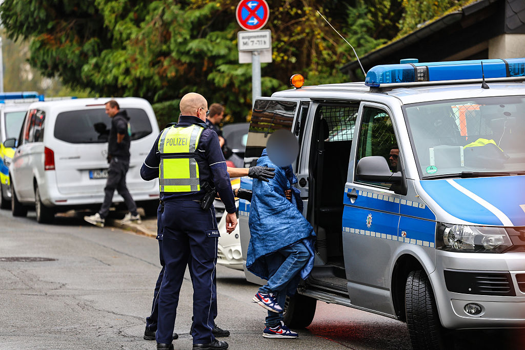 07 de octubre de 2025, Renania del Norte-Westfalia, Herdecke: Agentes de policía ingresan a un adolescente en un coche policial. La recién elegida alcaldesa de Herdecke, Iris Stalzer (SPD), fue encontrada gravemente herida en su piso. Según fuentes de seguridad, la habían apuñalado varias veces | Fuente: Getty Images