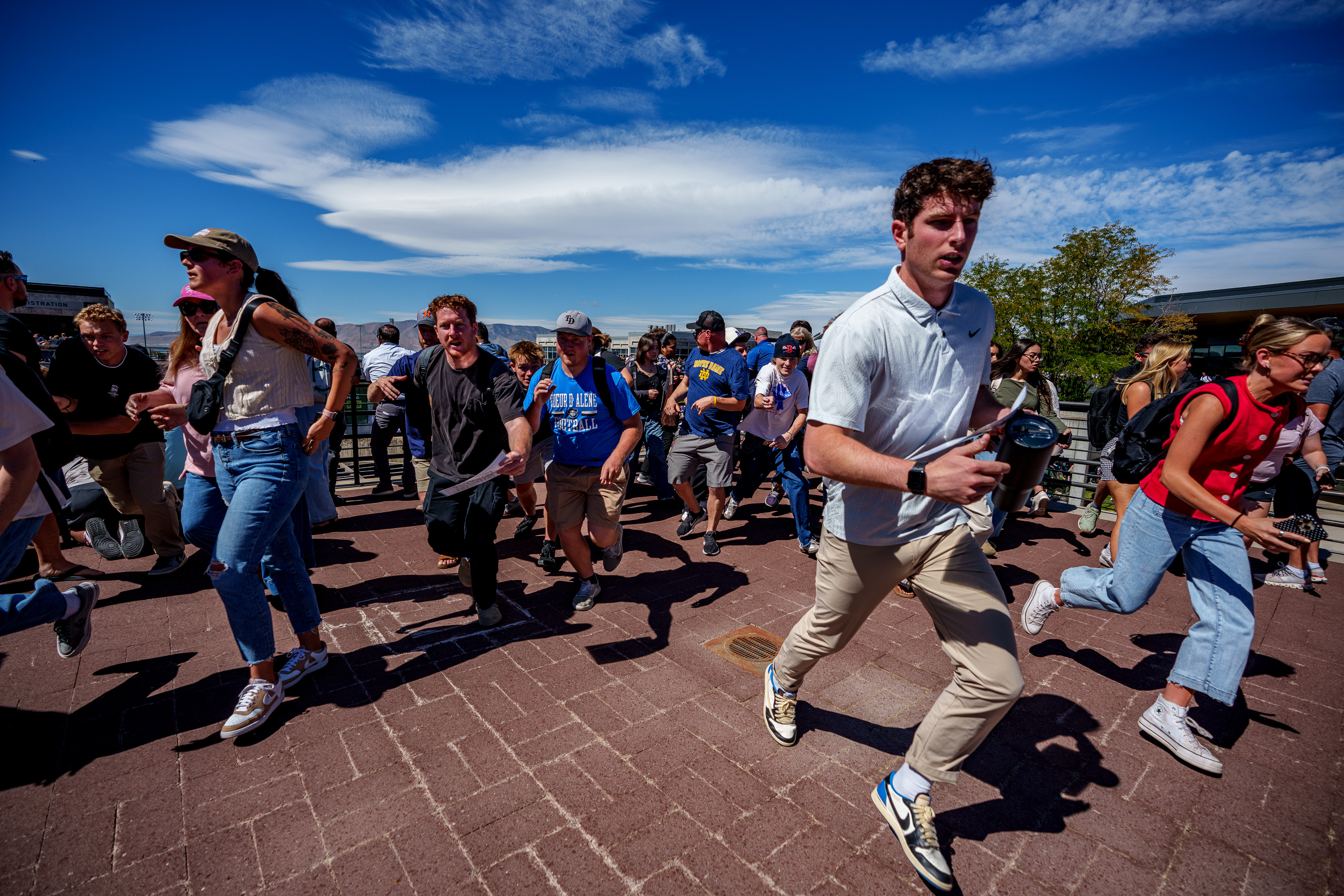 La gente corre tras los disparos durante una presentación de Charlie Kirk en la Universidad del Valle de Utah el 10 de septiembre de 2025 en Orem, Utah. Kirk, fundador de Turning Point USA, estaba dando un discurso en su gira "American Comeback Tour" cuando recibió un disparo y murió. | Fuente: Getty Images