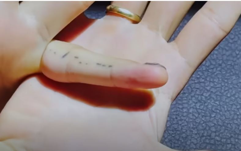 El tatuaje de la pareja: Un "Sí, acepto" en código morse | YouTube.com/camiloyevaluna