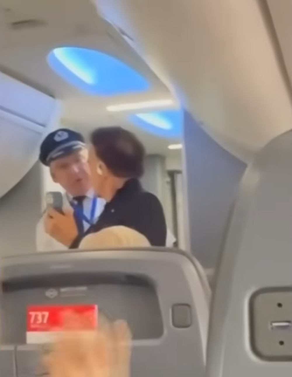 José Luis Rodríguez "El Puma" durante el altercado en un vuelo de American Airlines en Ecuador con destino a Miami | Fuente: YouTube/Al Rojo Vivo