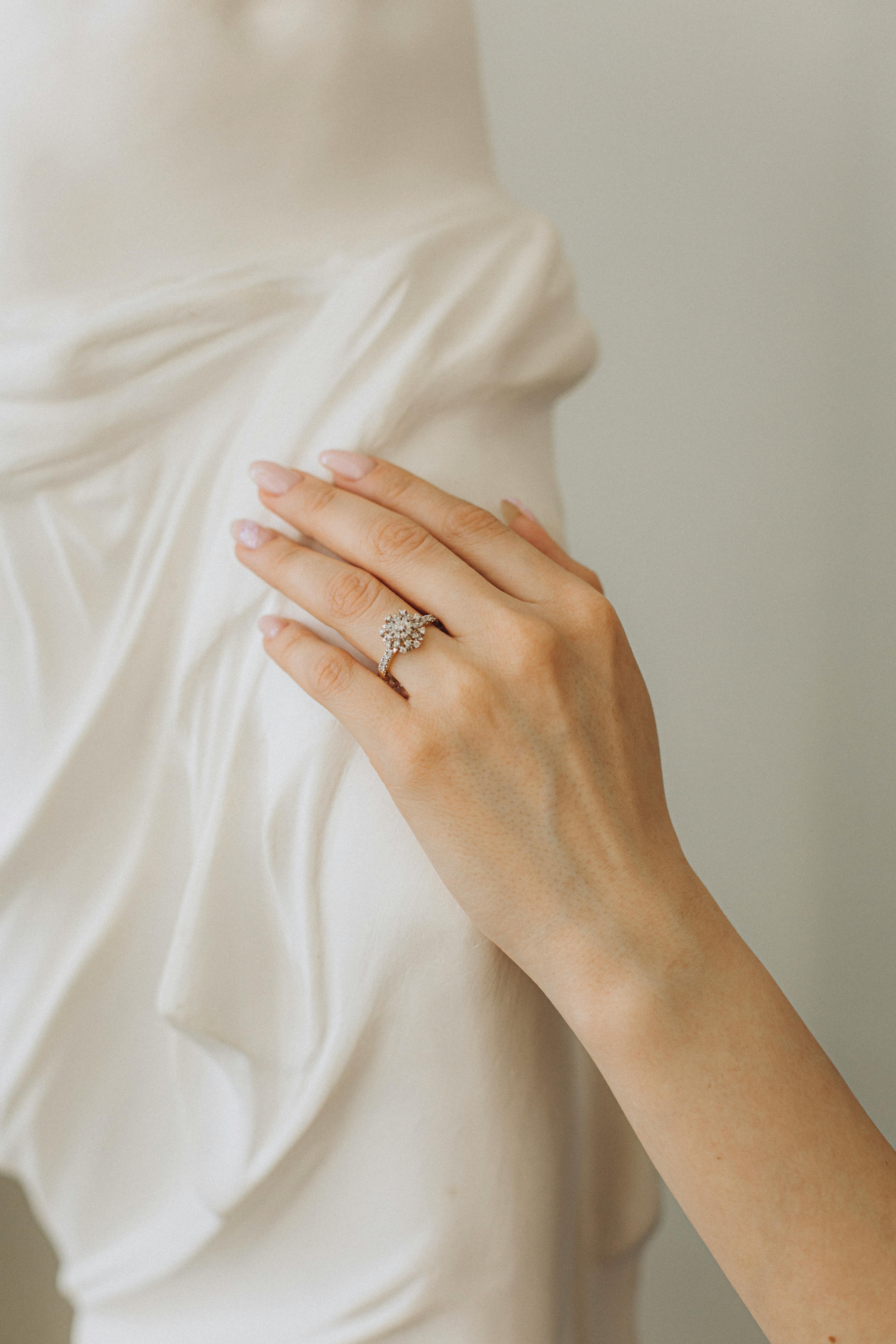 Primer plano del anillo de una mujer | Fuente: Pexels