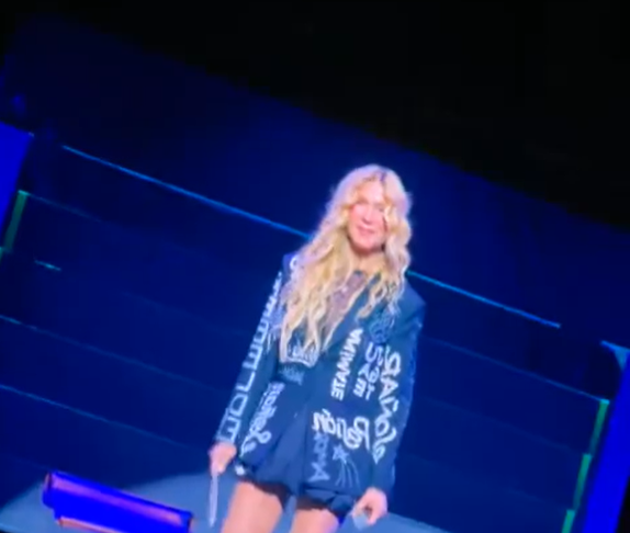 Cris Morena sobre el escenario del Movistar Arena en Buenos Aires. | Fuente: X/GZaffora