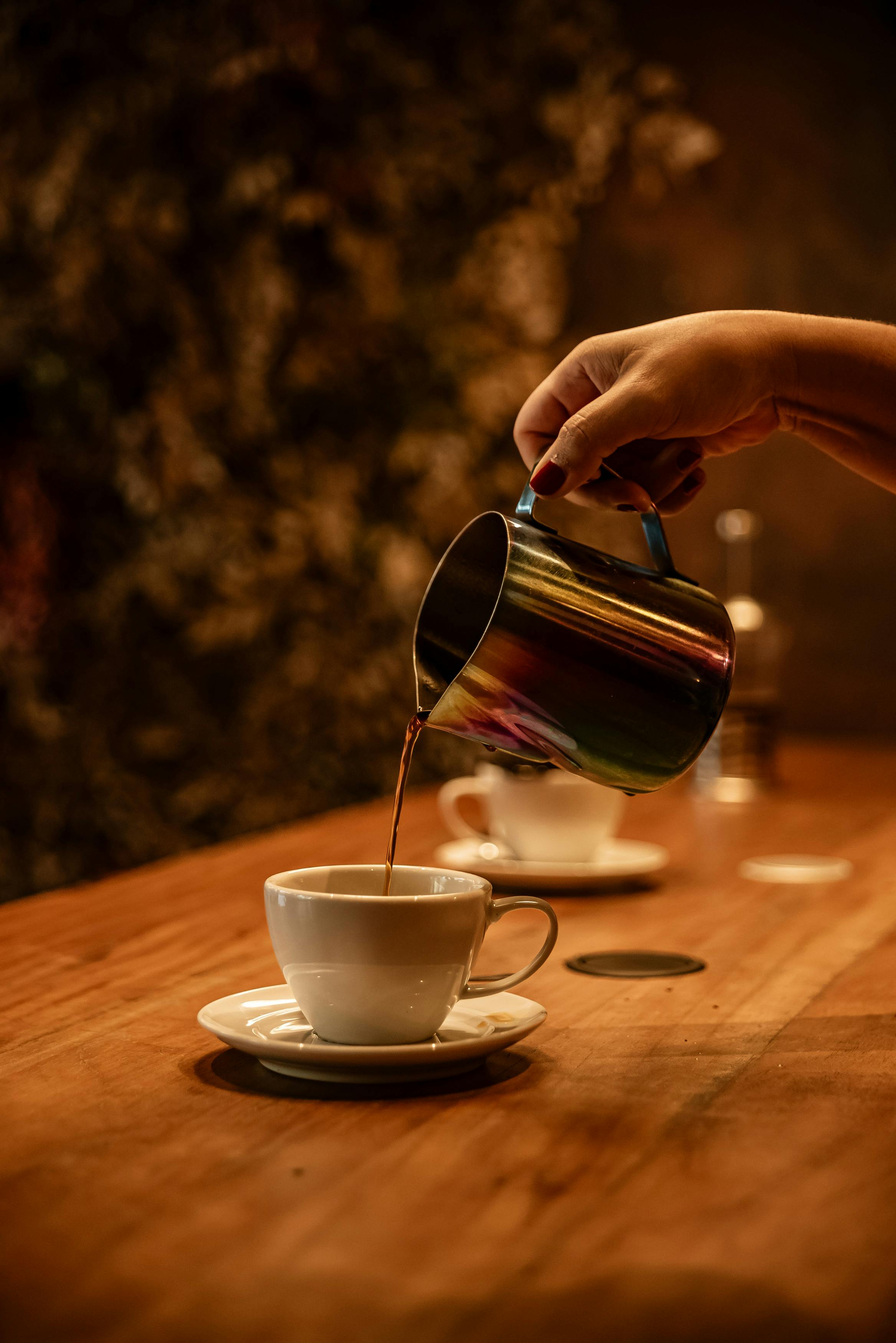 La mano de una mujer sirviendo café | Fuente: Pexels