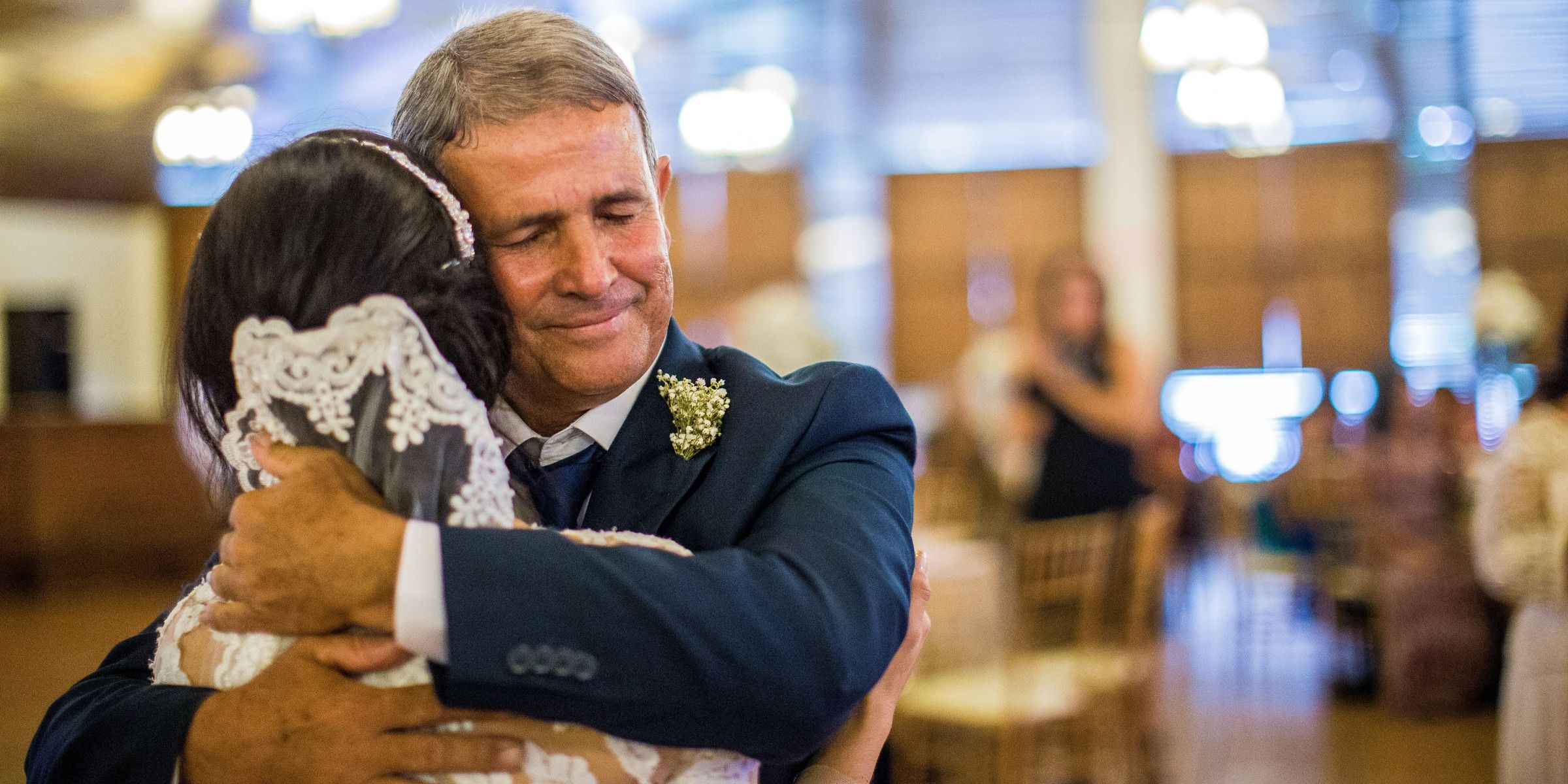 Un hombre abrazando a su hija | Fuente: Pexels