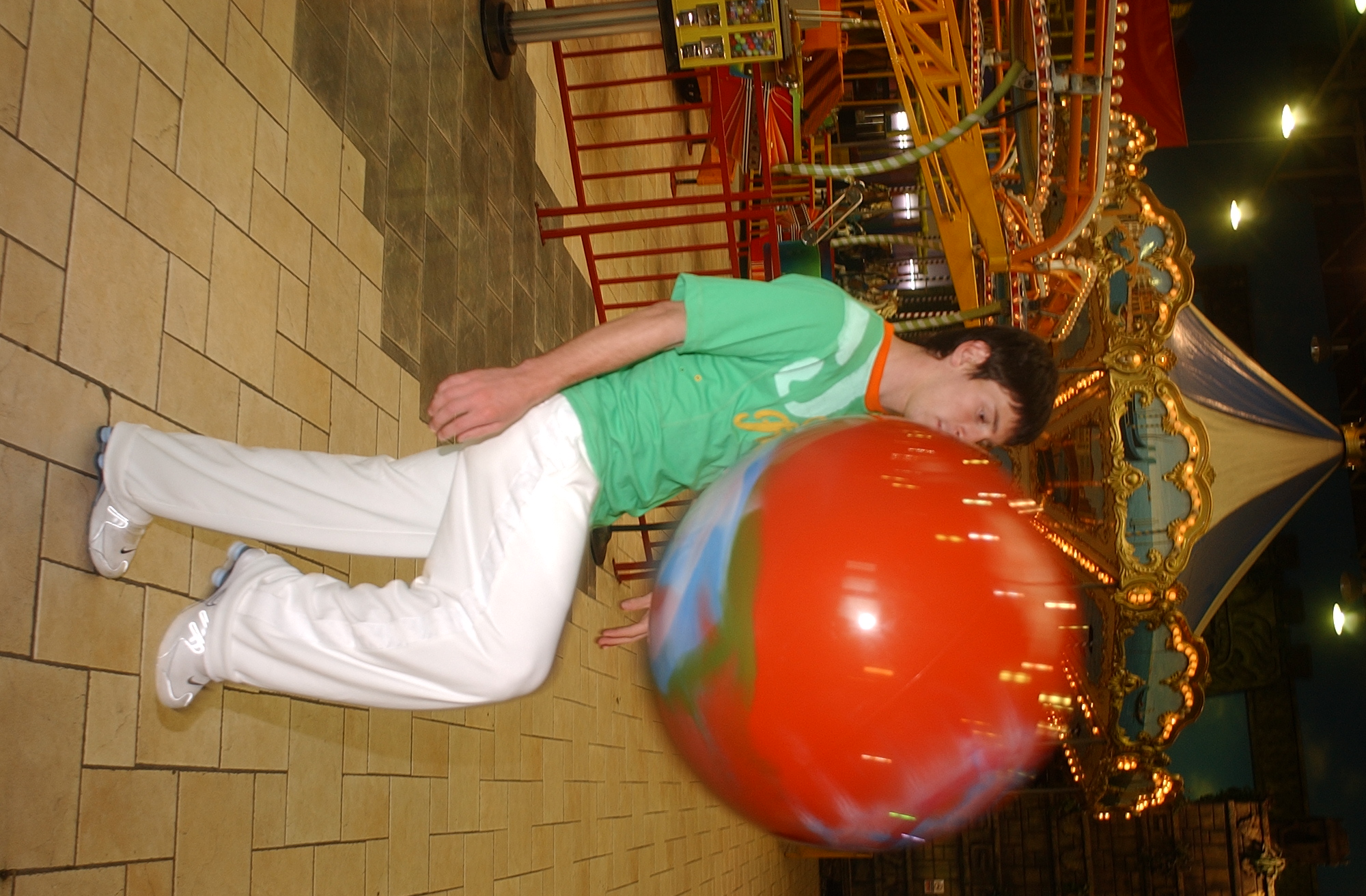 Lionel Messi posa durante una sesión de fotos privada para la revista El Gráfico en el parque de atracciones Unicenter en junio de 2005 en Buenos Aires, Argentina. | Fuente: Getty Images