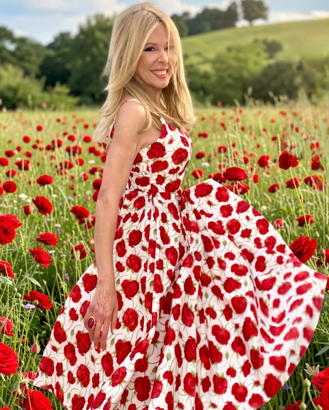 Ana Obregón mostrando el look que usó para el programa "Y ahora Sonsoles" de Antena 3 con un campo de flores de fondo | Fuente: Instagram/ana_obregon_oficial