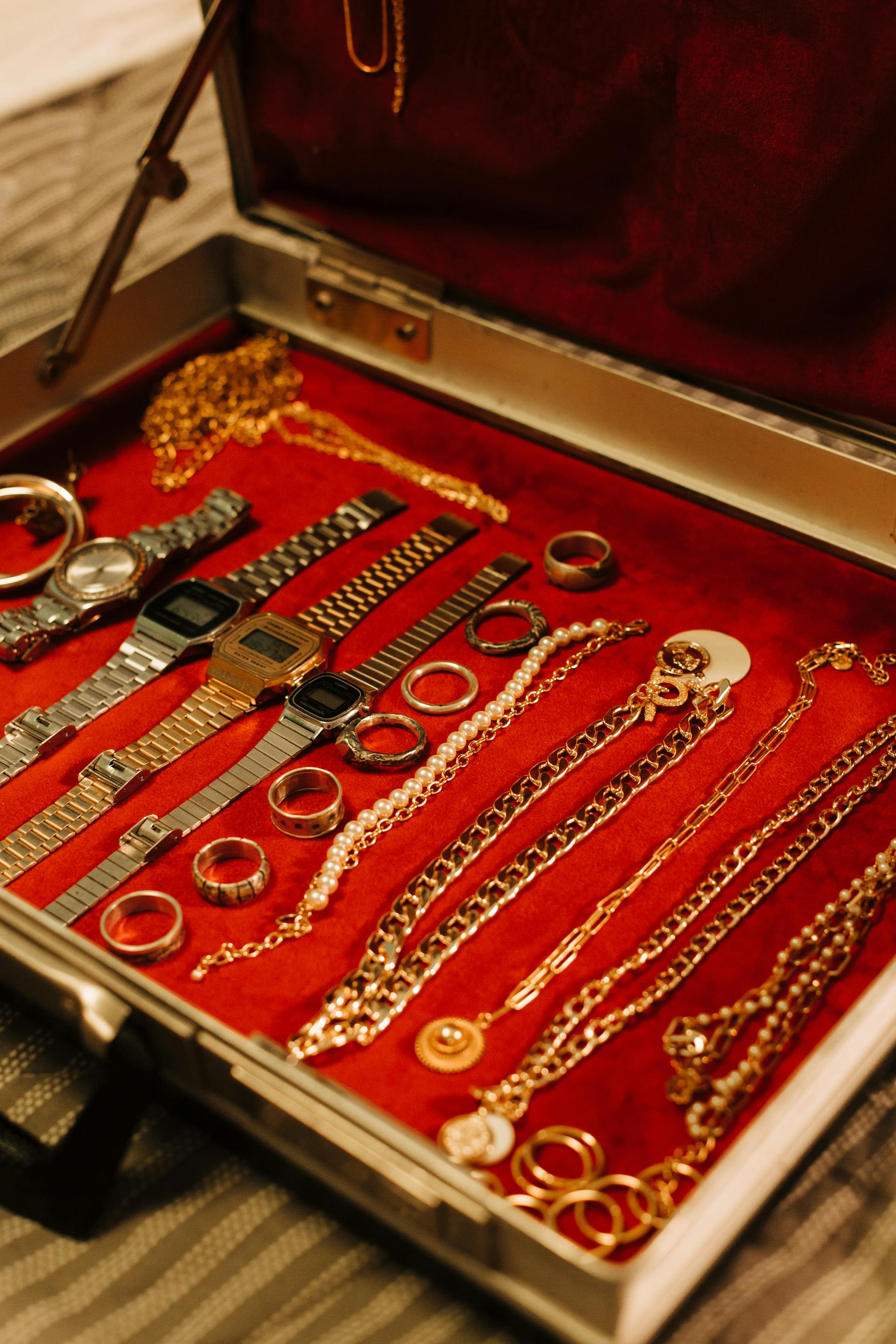 Joyas en una caja | Fuente: Pexels