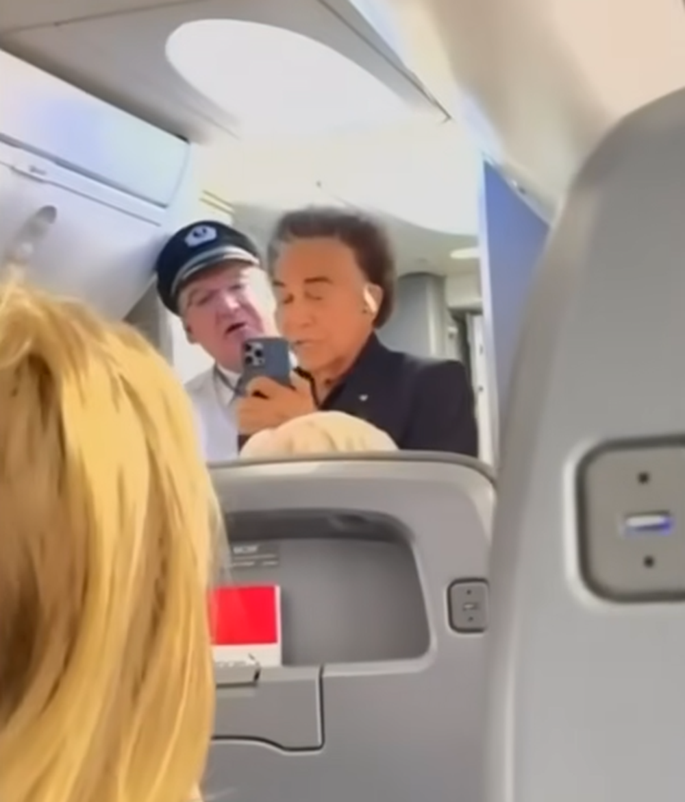 José Luis Rodríguez "El Puma" durante el altercado en un vuelo de American Airlines en Ecuador con destino a Miami | Fuente: YouTube/Al Rojo Vivo