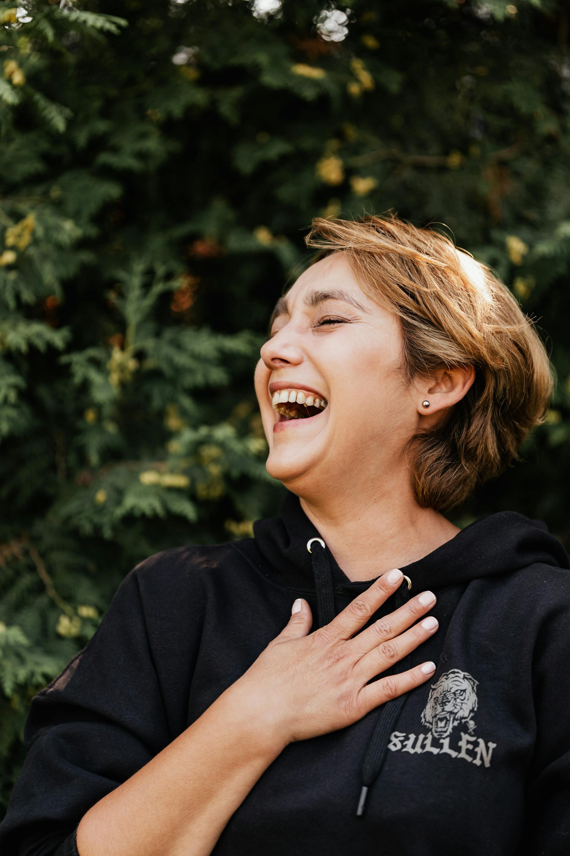 Una mujer riendo | Fuente: Pexels