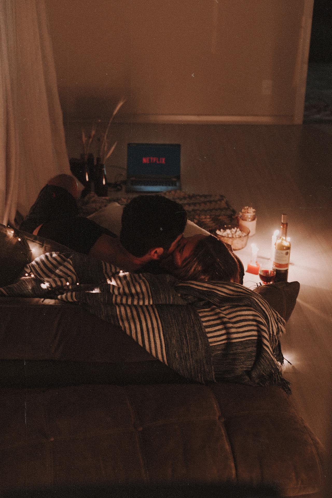 Una pareja besándose en un sofá | Fuente: Pexels