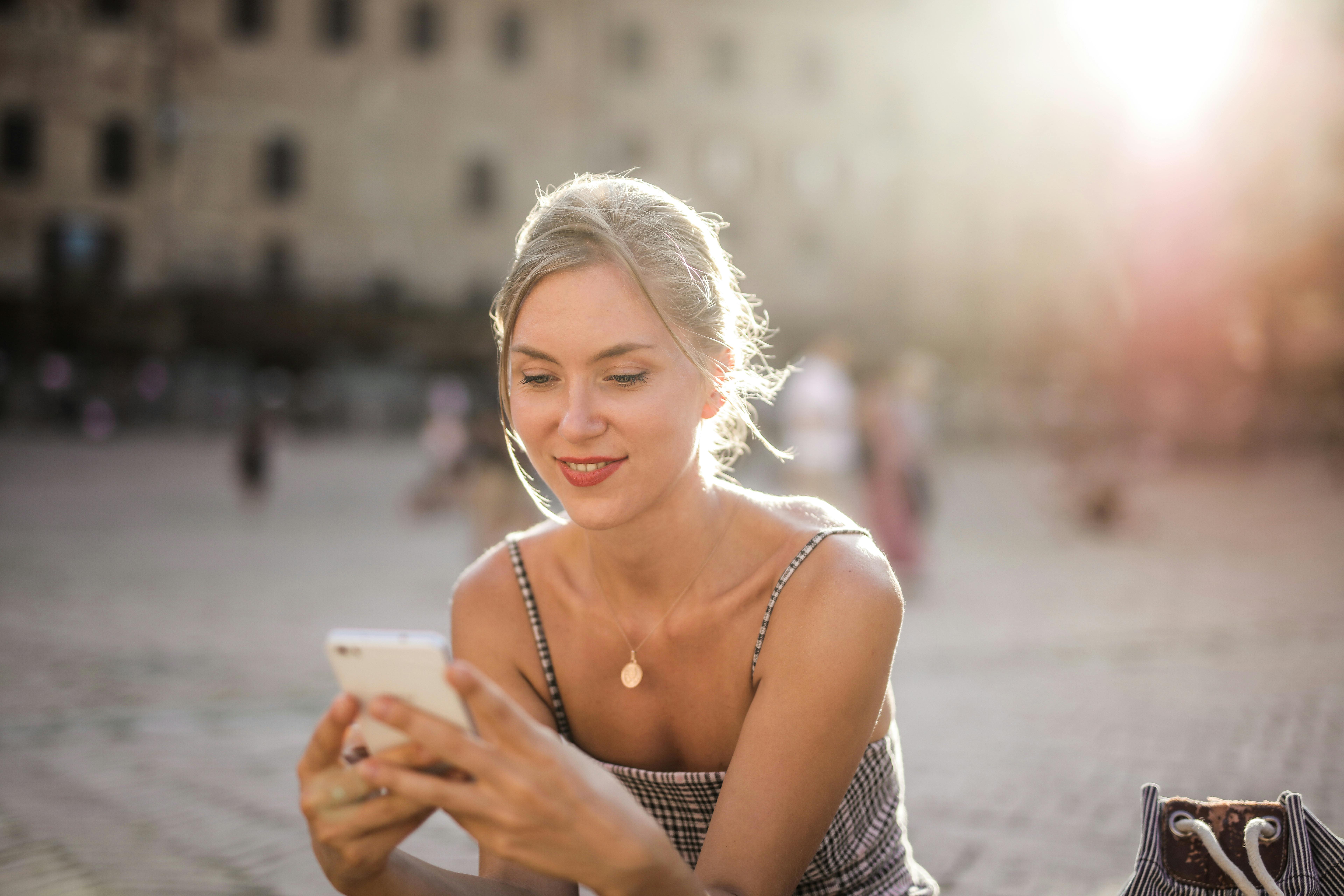 Una mujer escribiendo en su teléfono | Fuente: Pexels