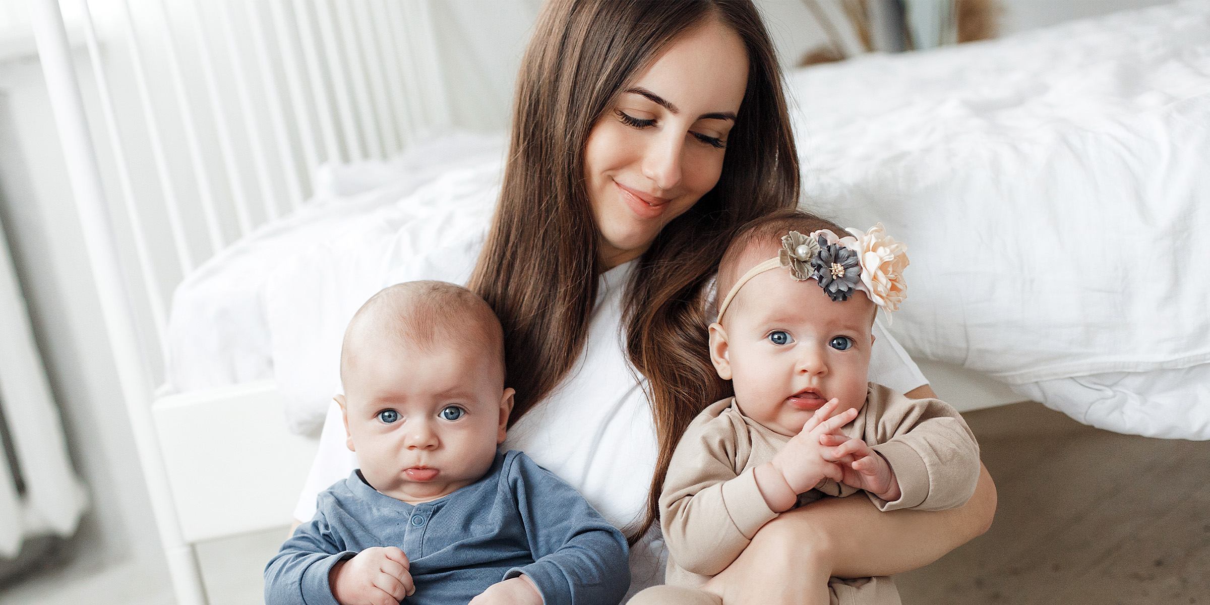 Una mujer con sus bebés en brazos | Fuente: Freepik
