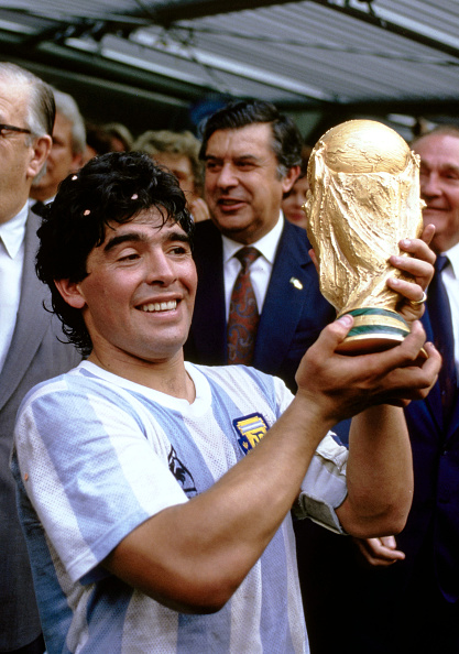 El capitán de Argentina, Diego Maradona, levanta el trofeo tras la final de la Copa Mundial de la FIFA 1986 contra Alemania Occidental, el 29 de junio de 1986 en el Estadio Azteca, en Ciudad de México, México | Fuente: Getty Images