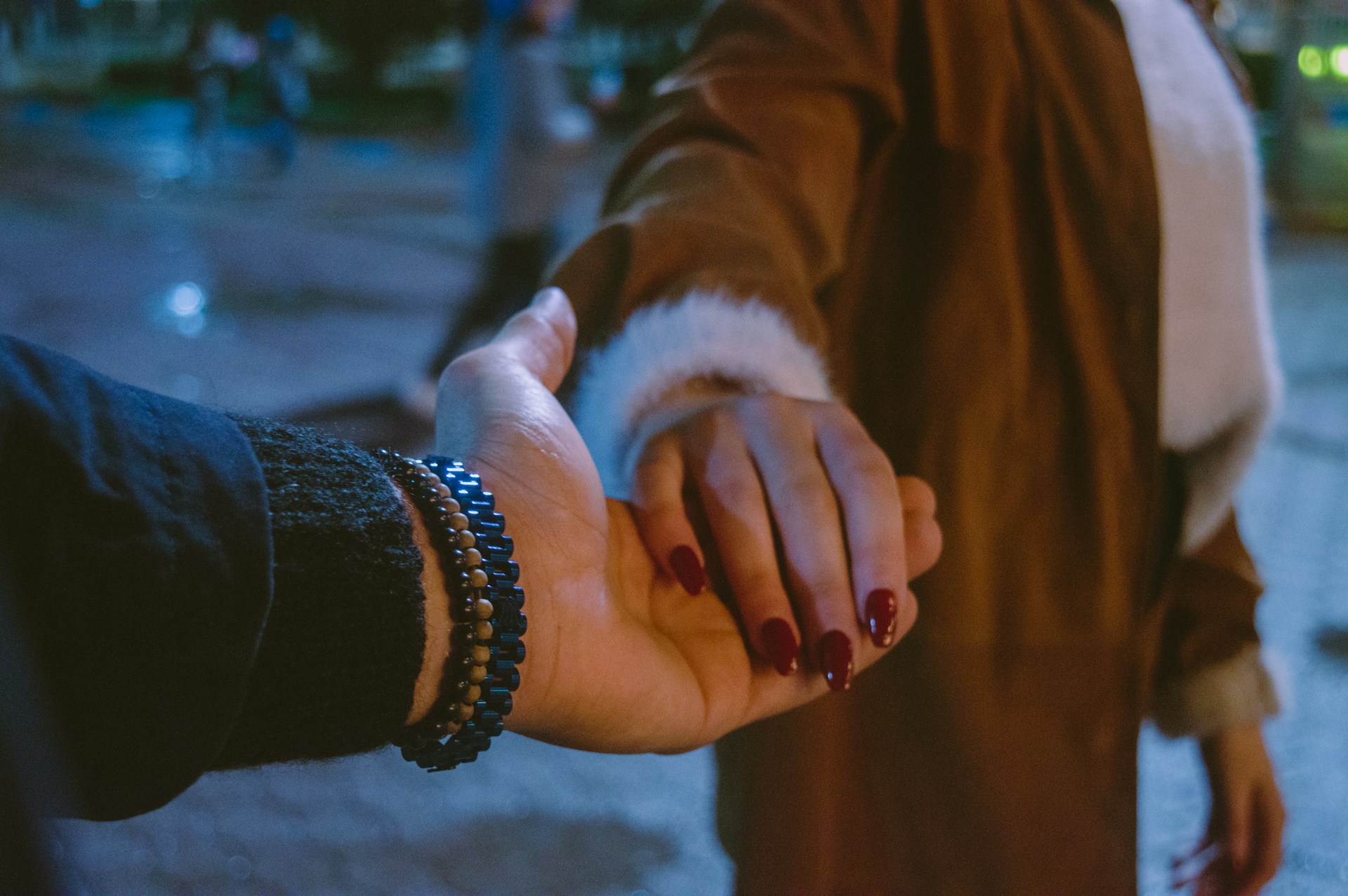 Una pareja tomada de la mano | Fuente: Unsplash