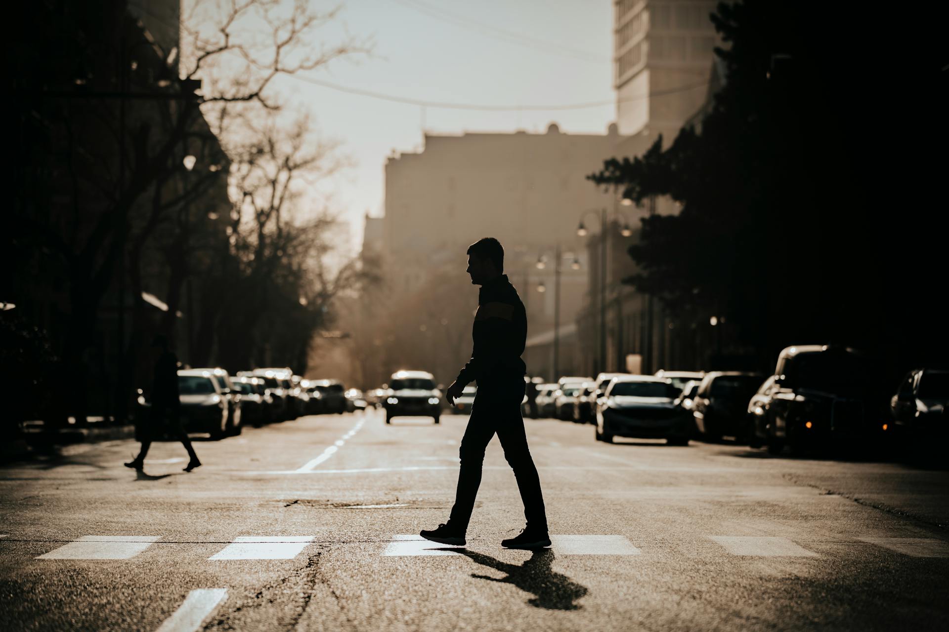 Silueta de un hombre en una calle | Fuente: Pexels