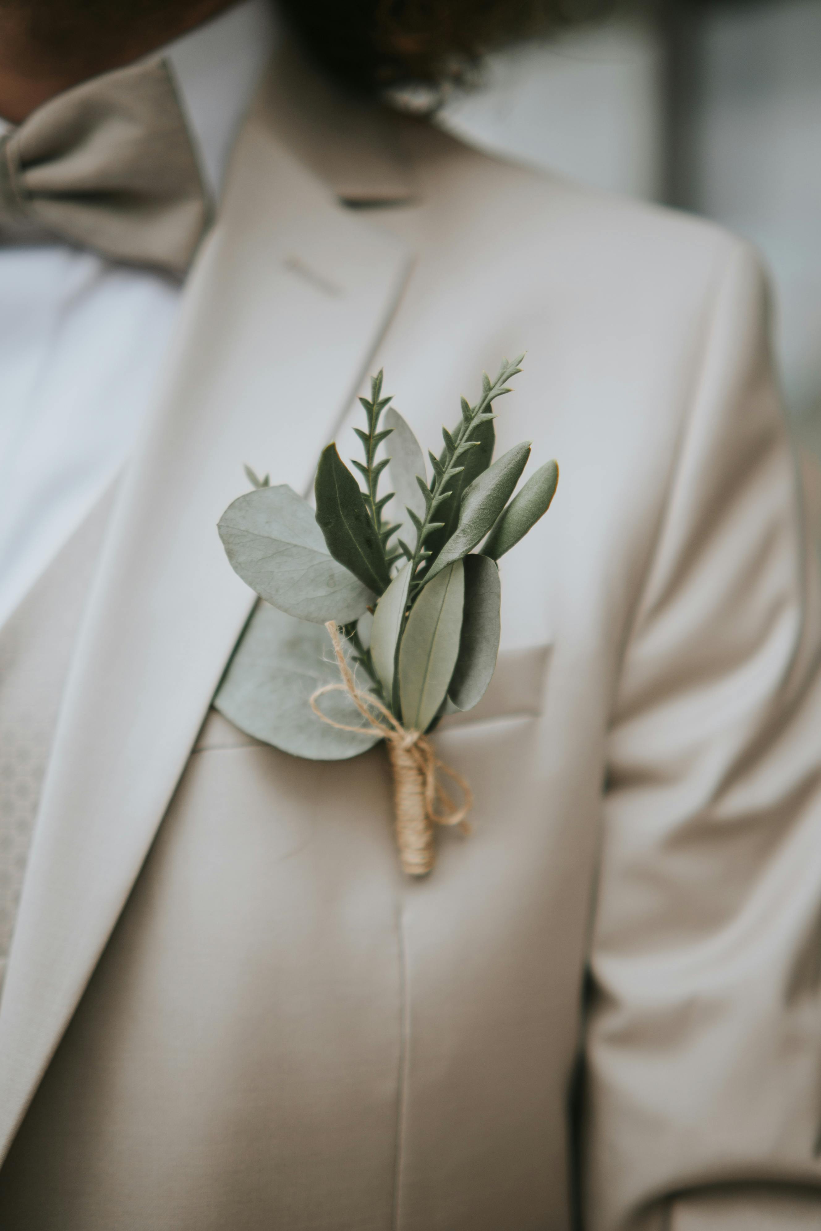 Alguien de traje con un boutonnière | Fuente: Pexels