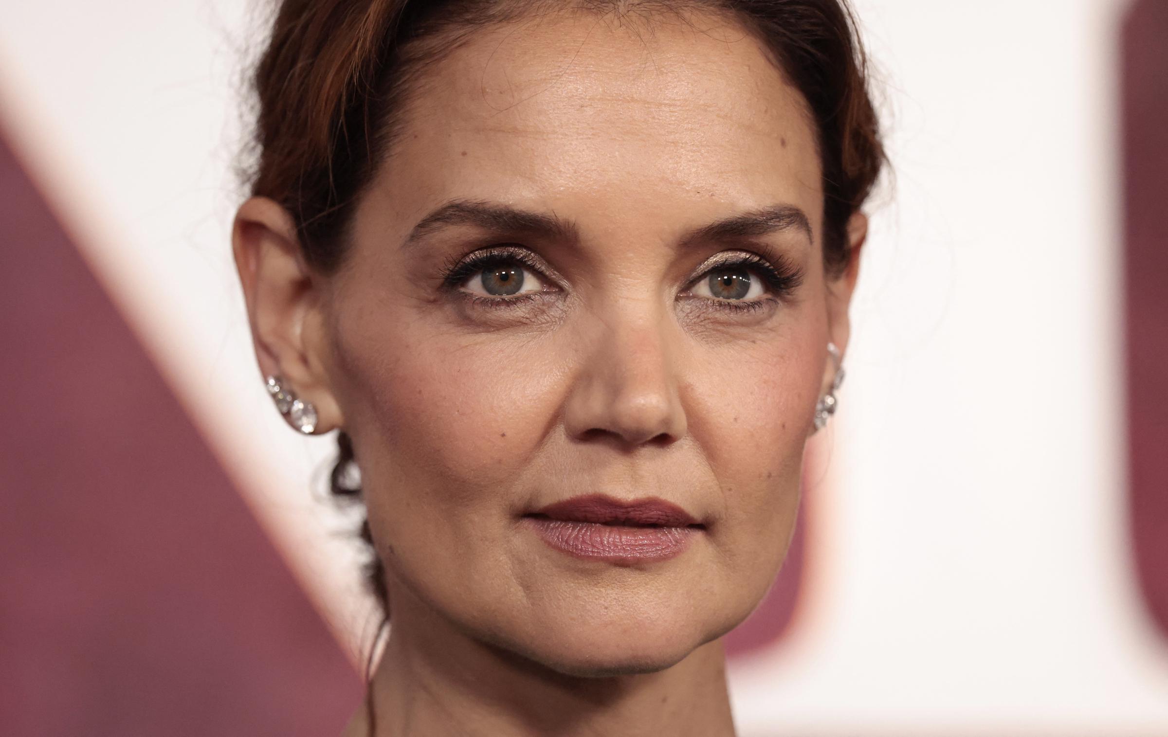 Katie Holmes asiste a la 78.ª edición anual de los premios Tony en la ciudad de Nueva York, luciendo una blusa de satén verde brillante con aretes de cristal y un maquillaje suave y glamoroso, posando con confianza en el Radio City Music Hall el 8 de junio de 2025.