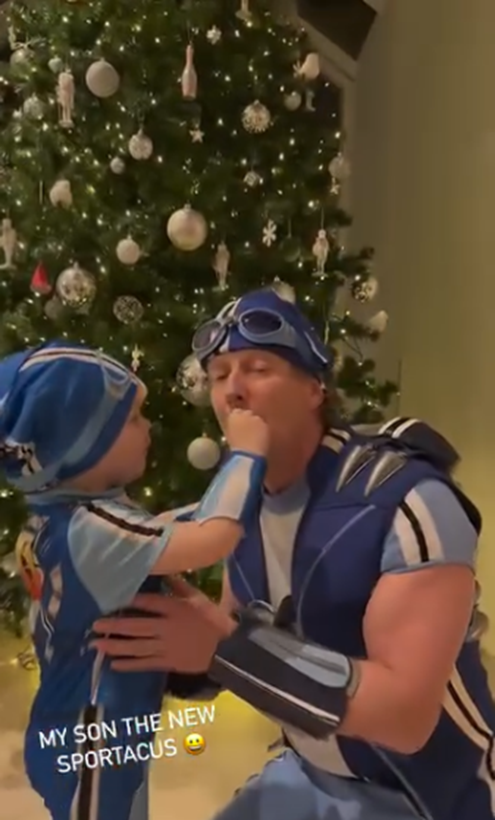 Magnús Scheving compartiendo junto a su hijo mientras ambos están vestidos como el personaje de Sportacus. | Fuente: Instagram/magnus_scheving
